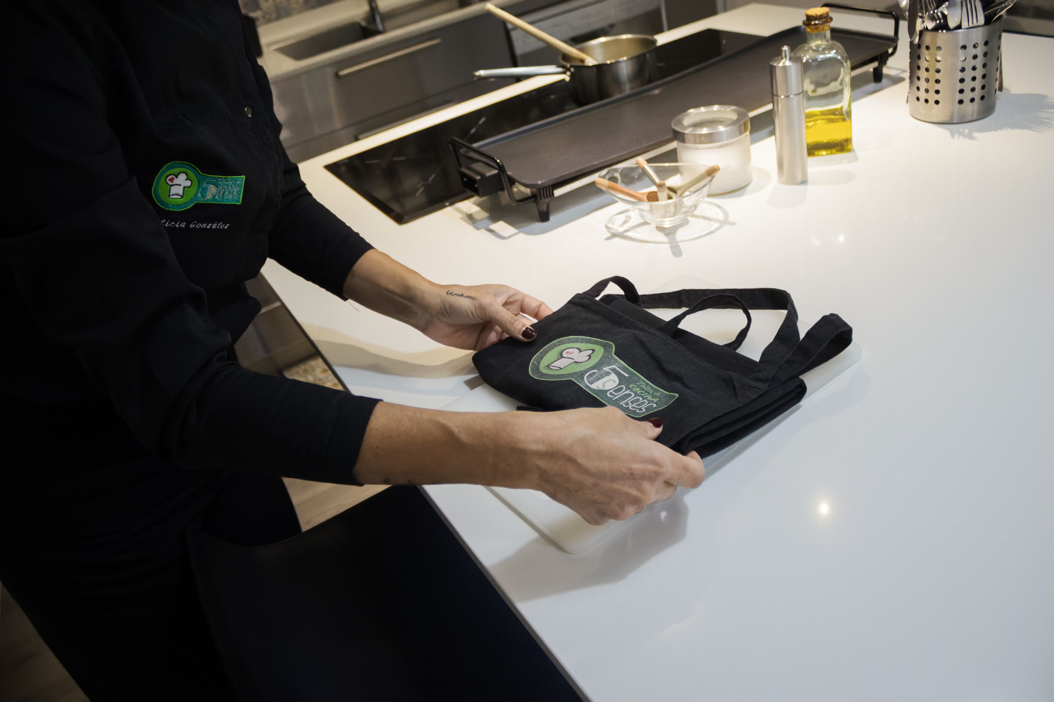 La directora de 5 Senses en plena elaboración de recetas.    CANDELA NÚÑEZ