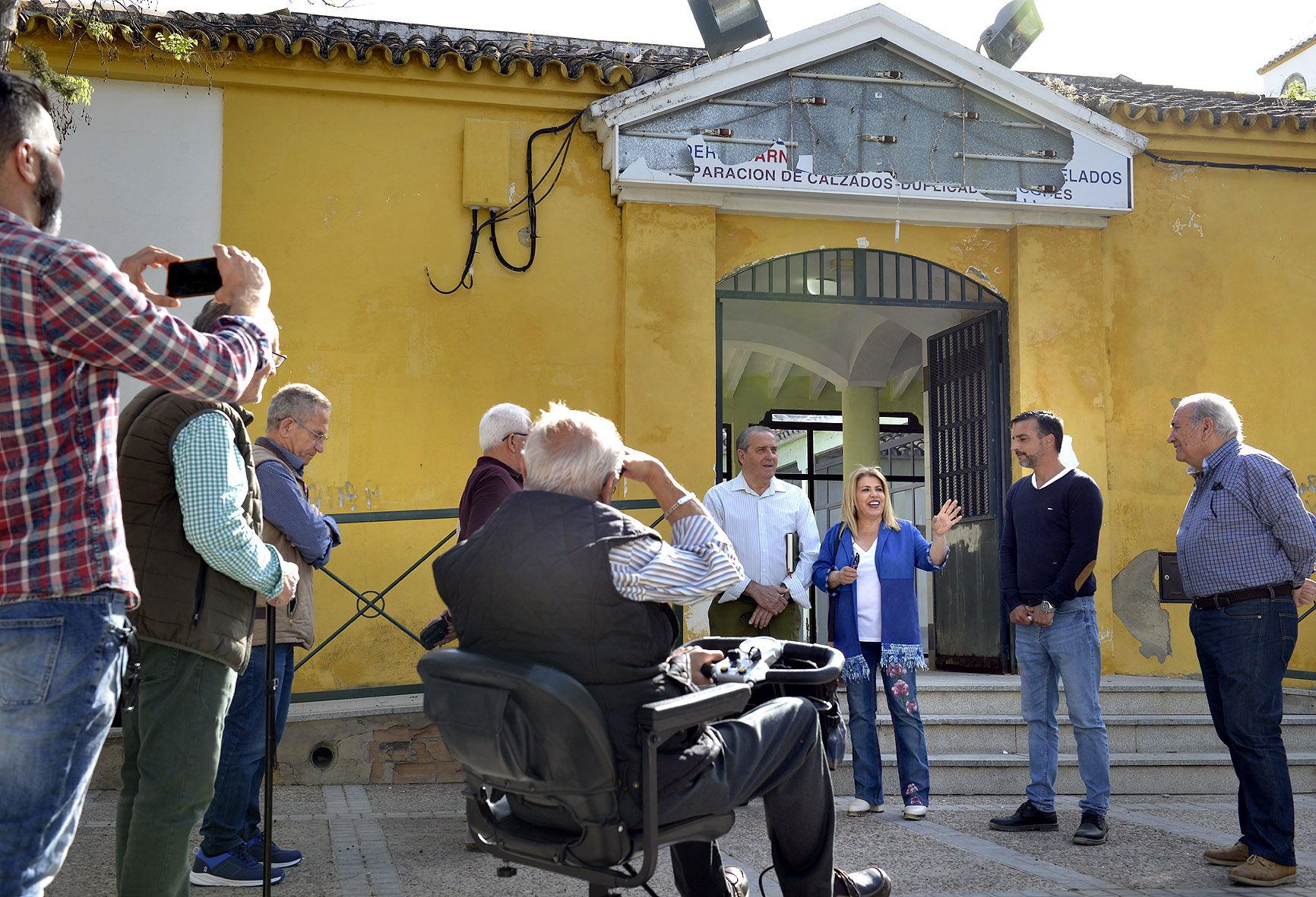 Mamen Sánchez y vecinos, ante el acceso principal del mercado de La Plata.