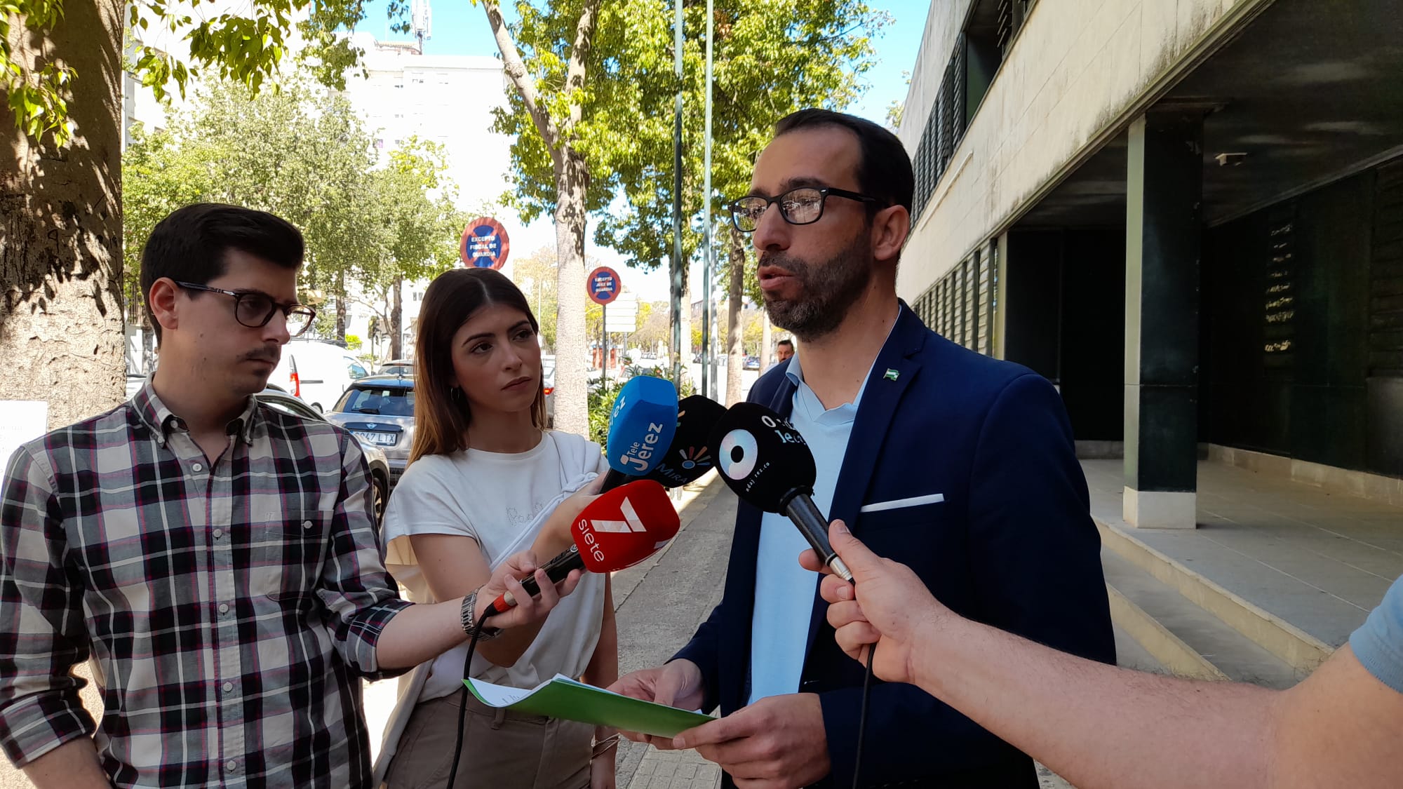 Santiago Casal, candidato de AxSí, denunciando al PSOE.