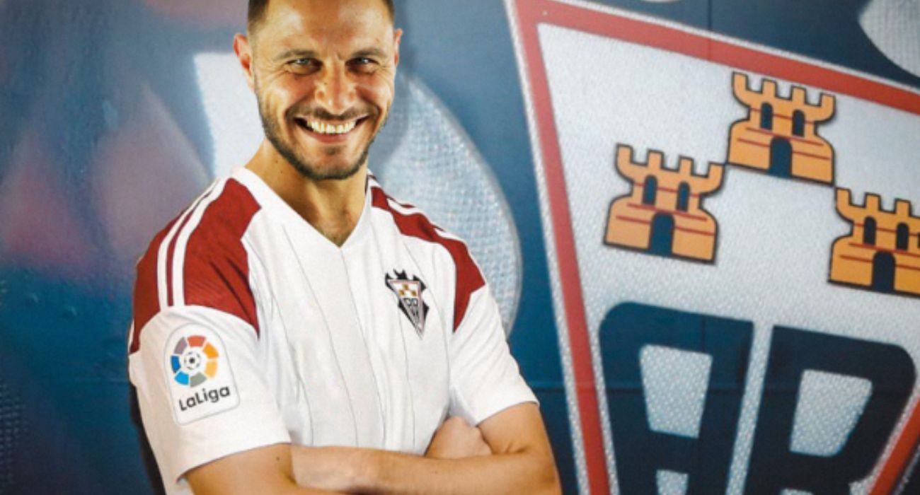 Joaquín ha anunciado su retirada de los terrenos de juego. Joaquín ha anunciado su retirada de los terrenos de juego.