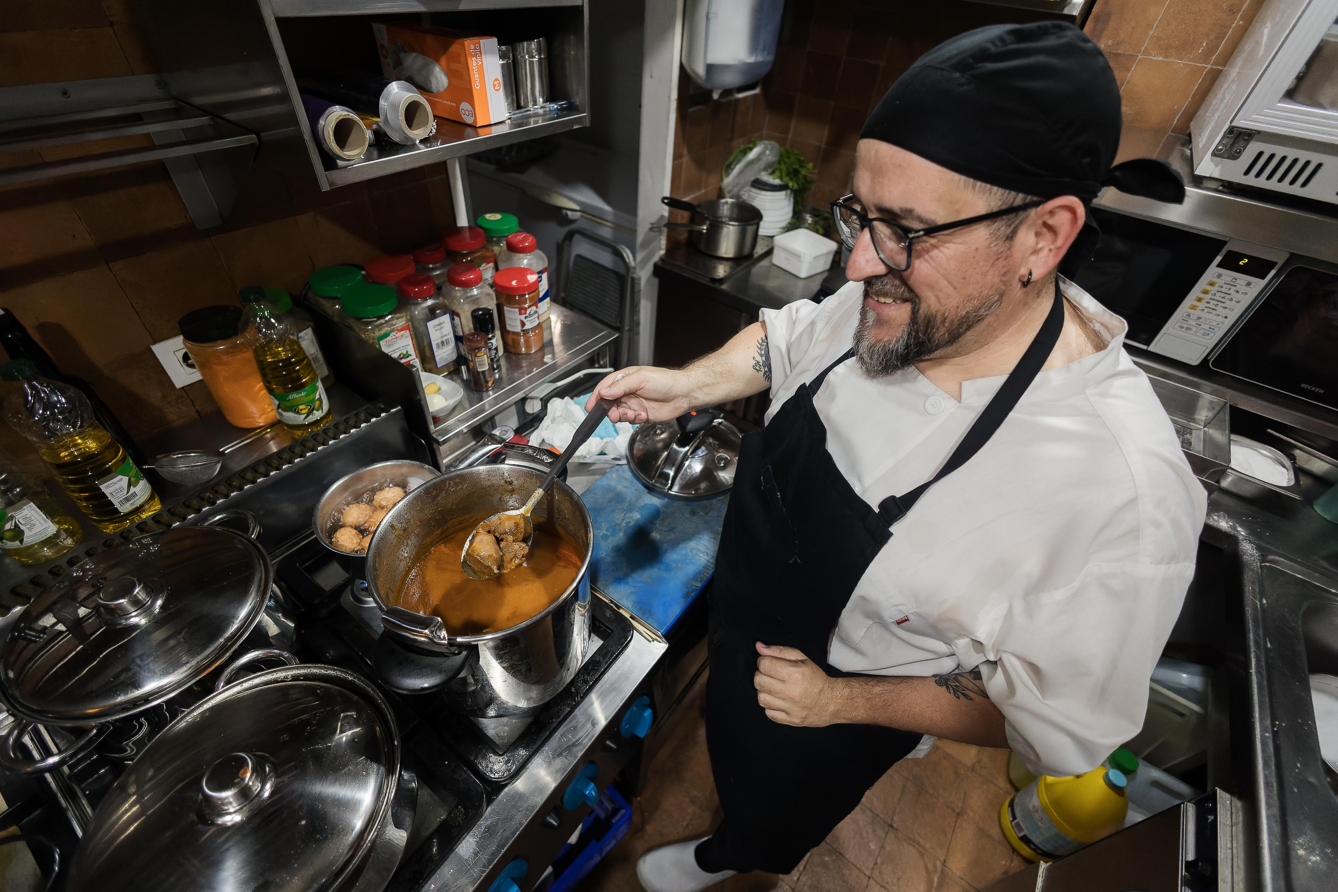 El cocinero entre los fogones.    CANDELA NÚÑEZ