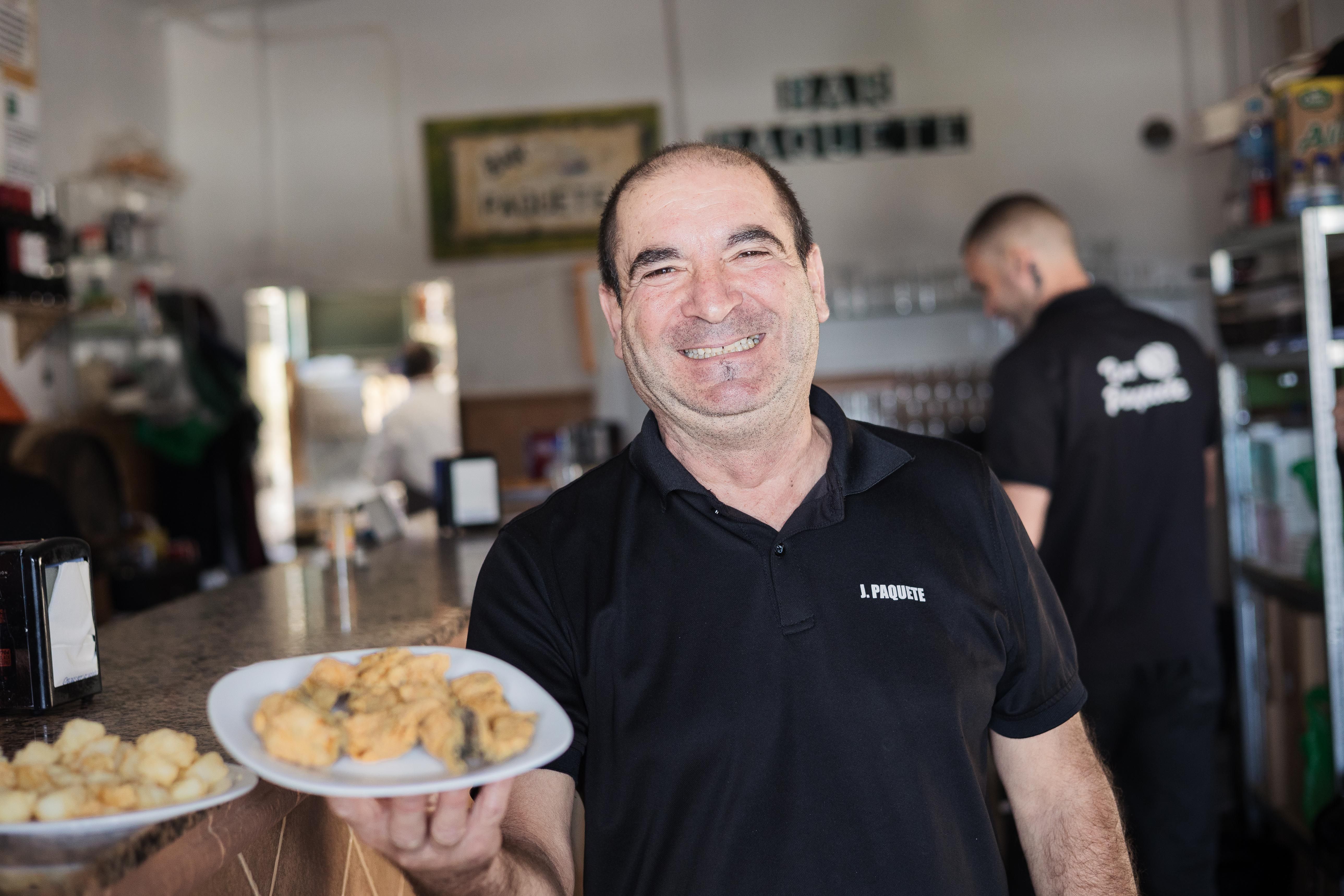 Juan en el bar donde trabaja desde hace 46 años. 