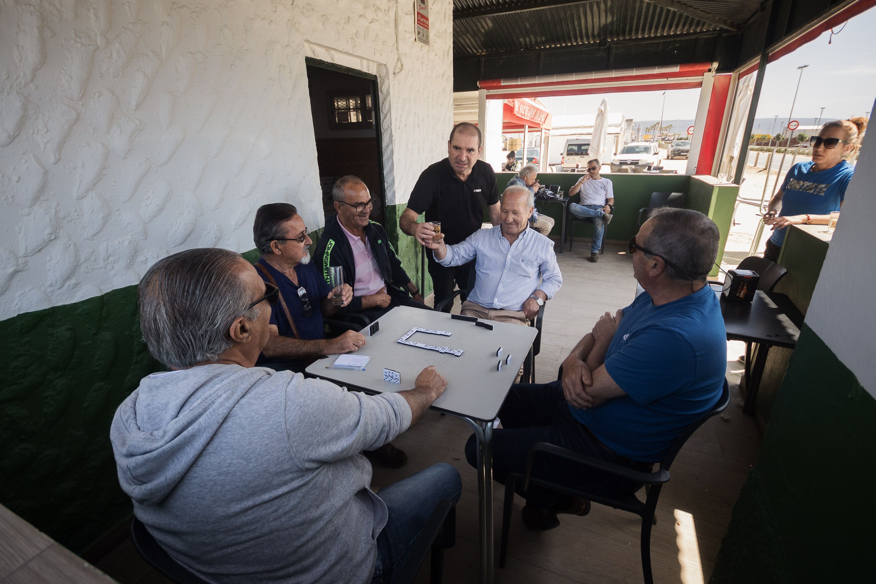 Clientes fieles al bar barbateño. 