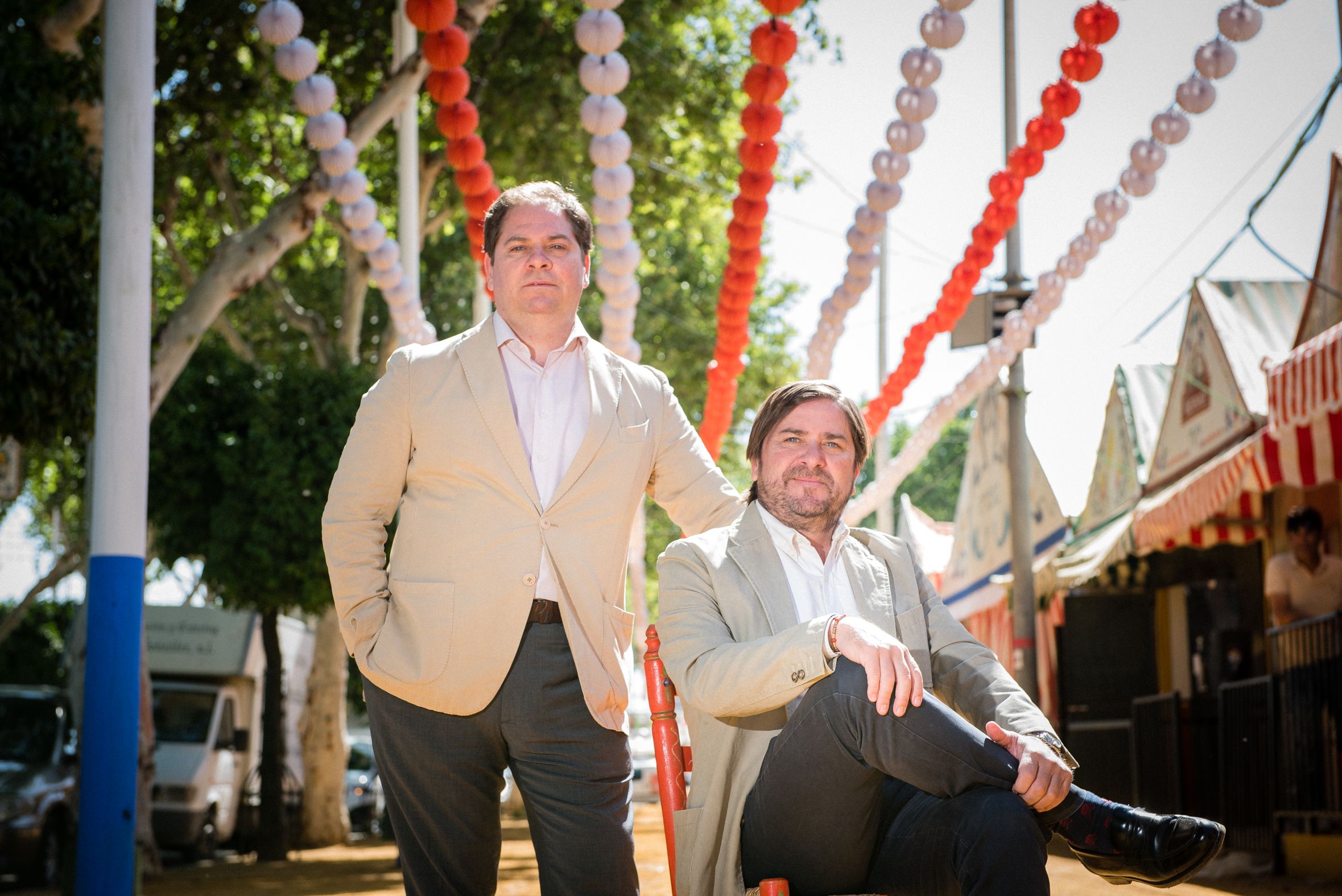 Fernando y José Ramón a las puertas de la caseta en la Feria de Abril. Fernando y José Ramón a las puertas de la caseta en la Feria de Abril.