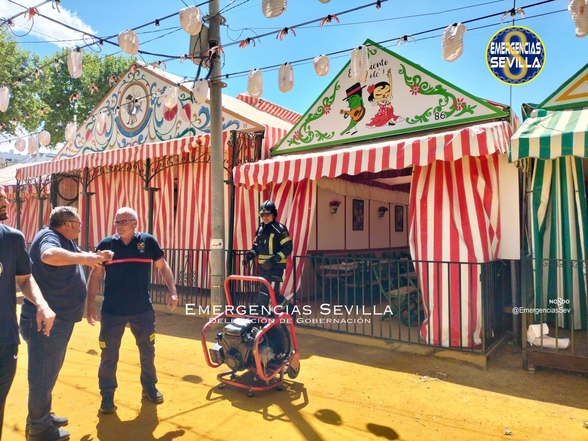 Bomberos, en una caseta del Real de la Feria de Abril tras el primer susto.