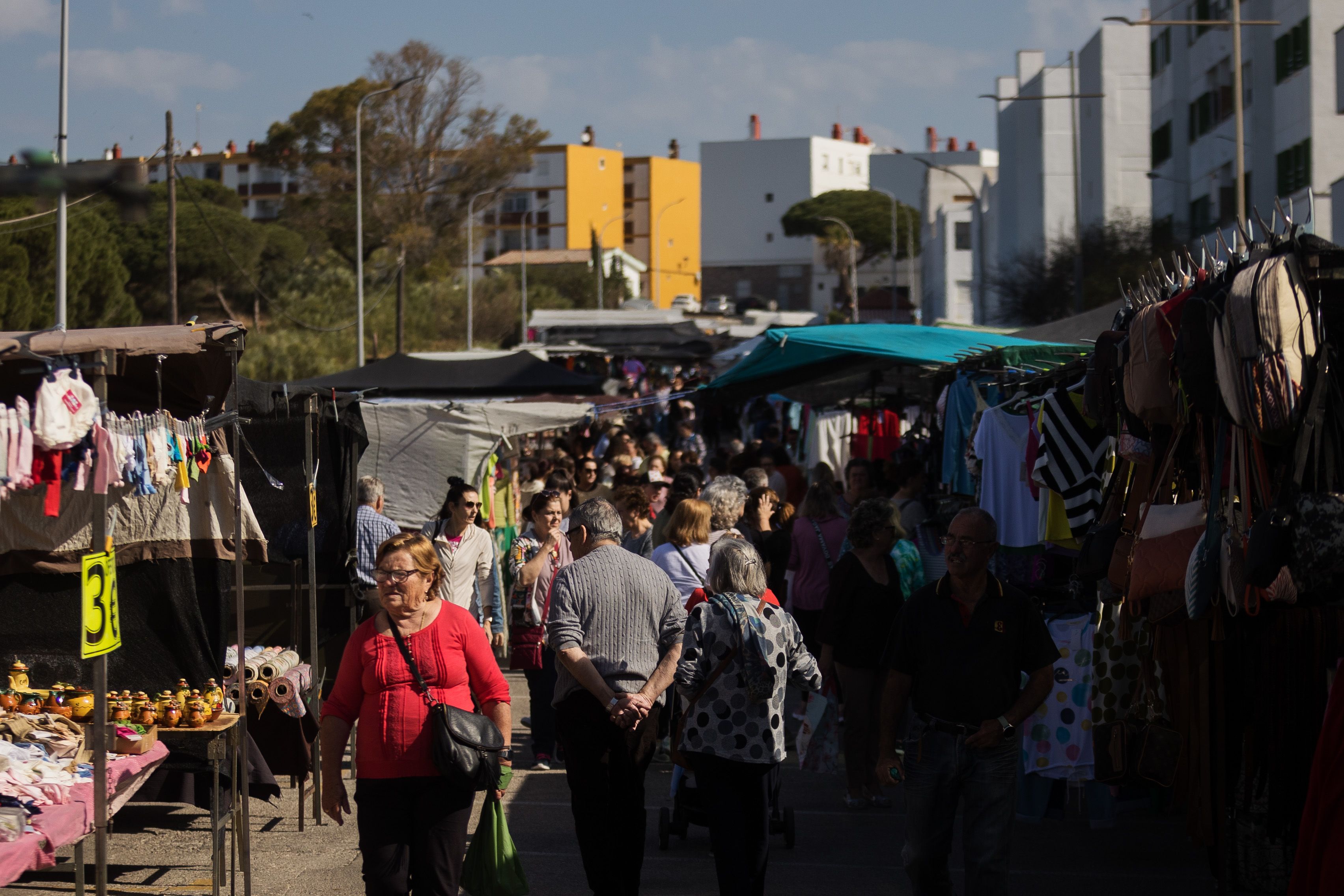 El mercadillo de Barbate tiene lugar cada jueves frente al puerto. 