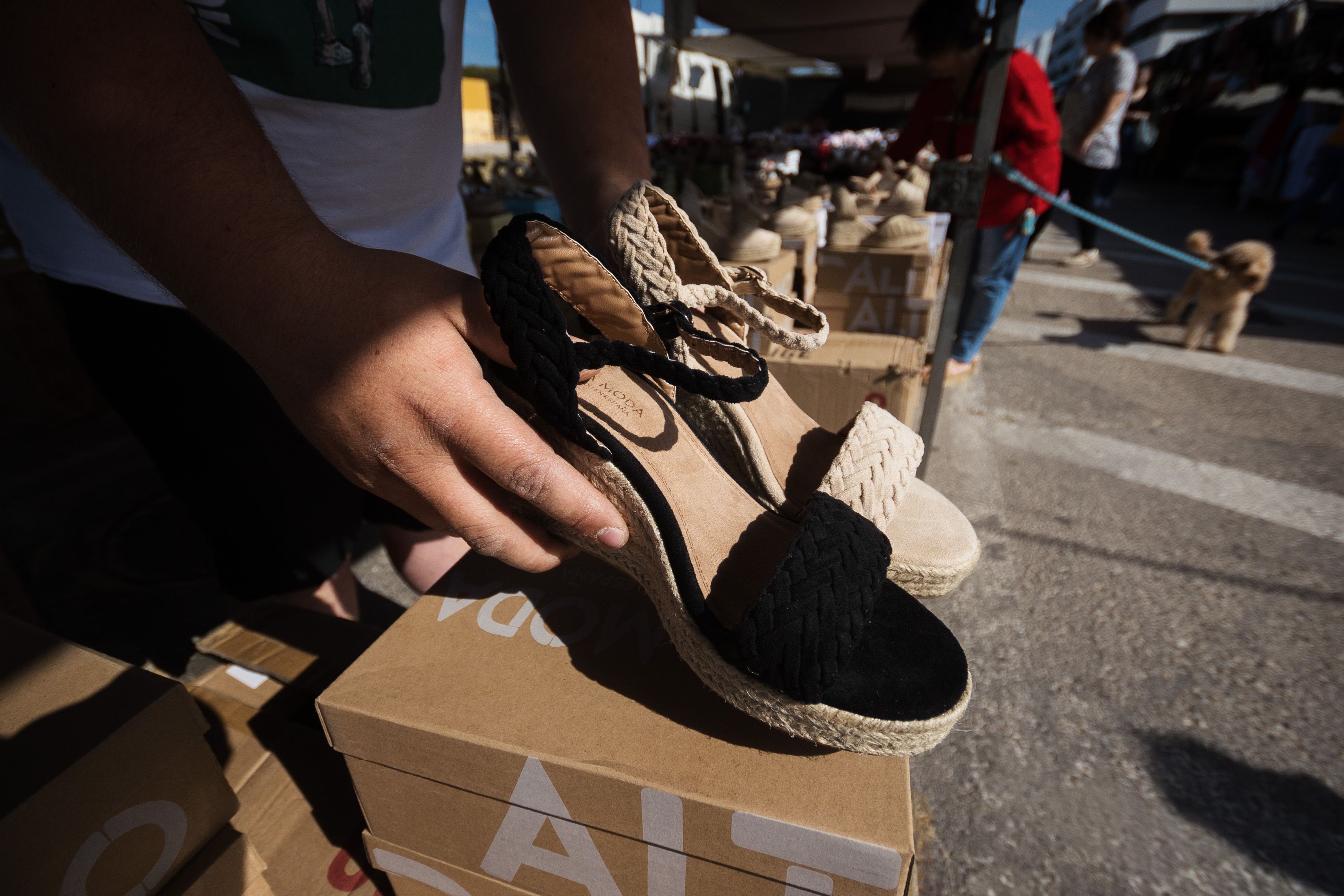 Zapatos en el puesto de Juan Luis, tendero de La Línea. 