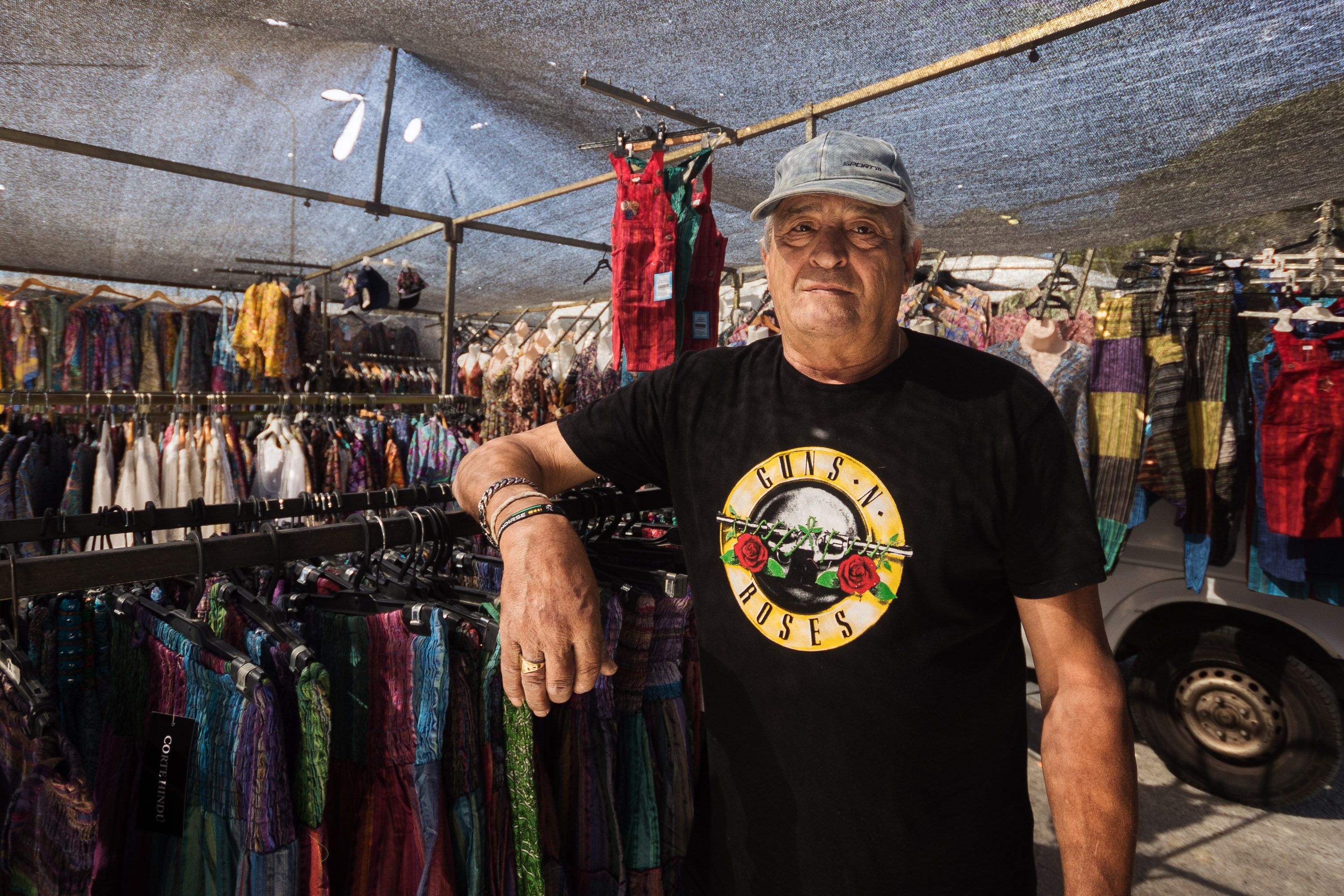 Enrique, chiclanero, en su puesto de ropa. 