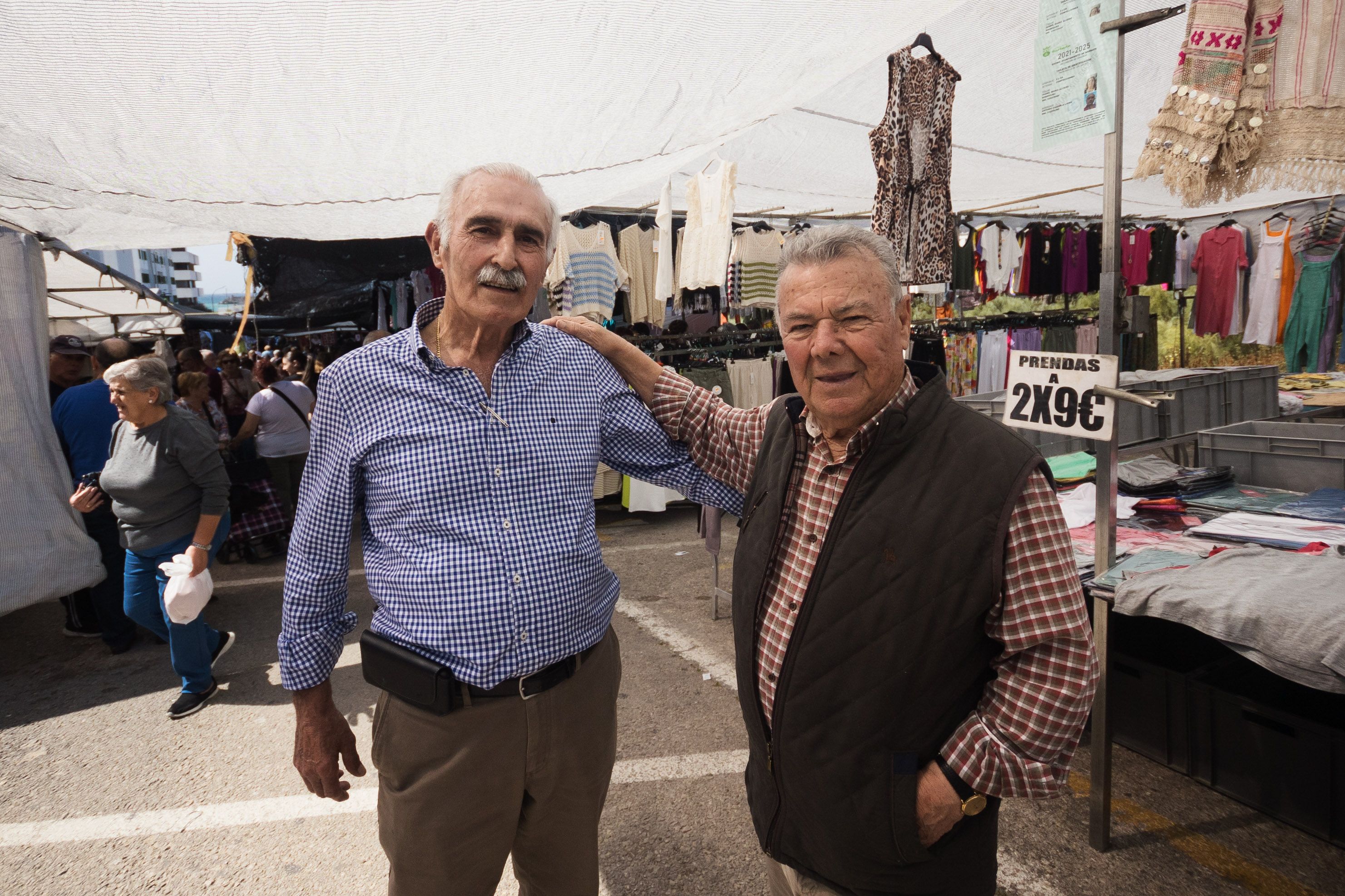 Juan y Wenceslao se desplazan al mercadillo desde Zahara de los Atunes.