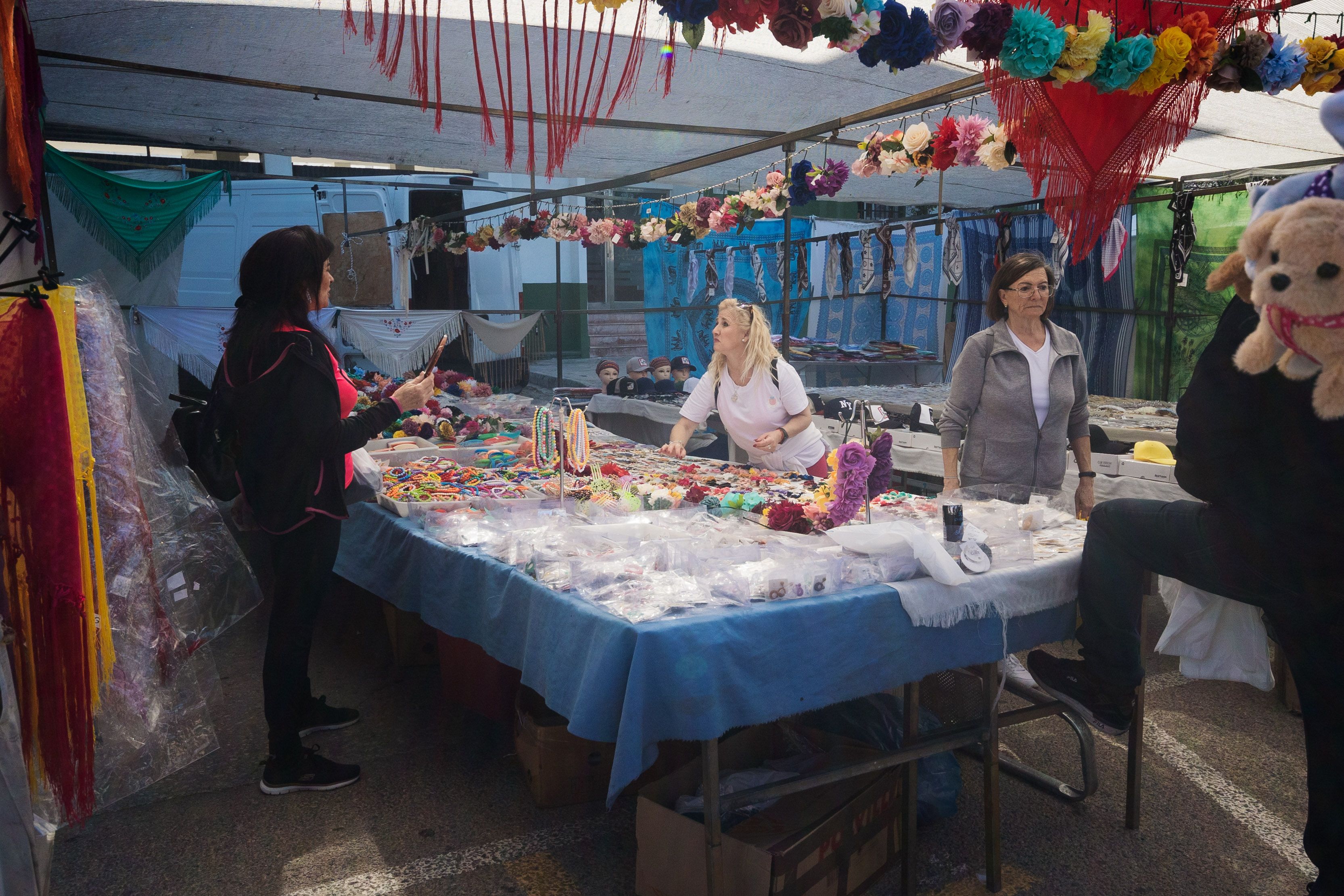 Varias mujeres en el mercadillo de Barbate. 