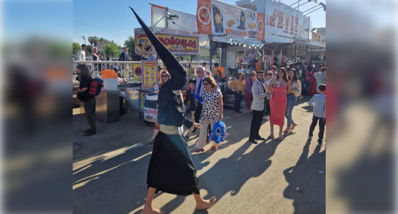 Una de las imágenes que ha dejado el paseo del nazareno por la Feria de Abril. Una de las imágenes que ha dejado el paseo del nazareno por la Feria de Abril.