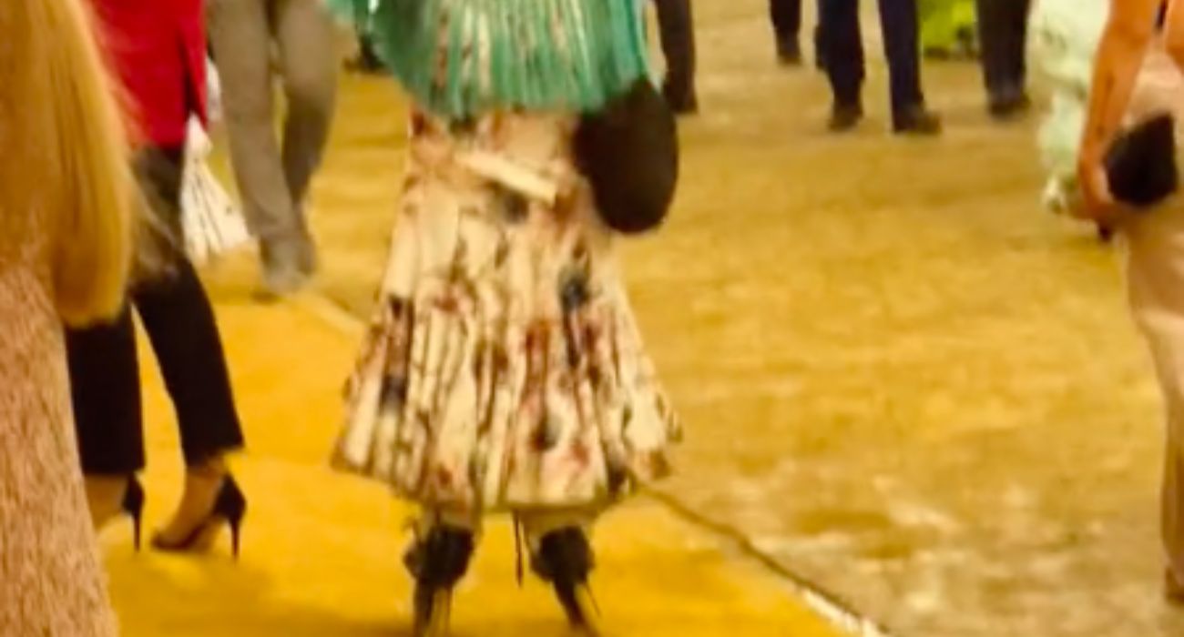 Una joven flamenca, con patines en el Real de la Feria de Abril. Una joven flamenca, con patines en el Real de la Feria de Abril.
