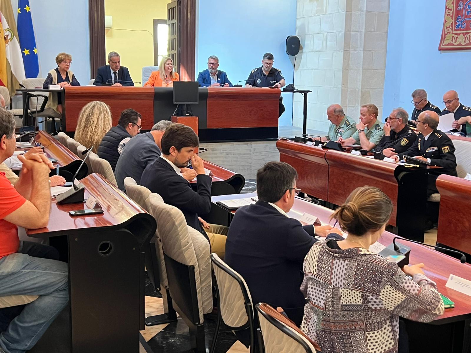 La Junta Local de Seguridad reunida en el salón de plenos del Ayuntamiento. 