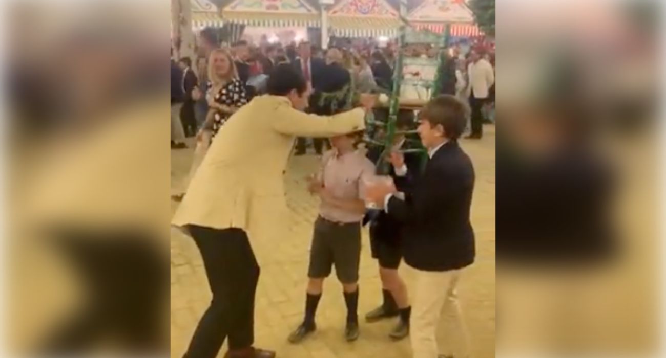'Levantá' del improvisado paso en el Real de la Feria de Abril. 'Levantá' del improvisado paso en el Real de la Feria de Abril.