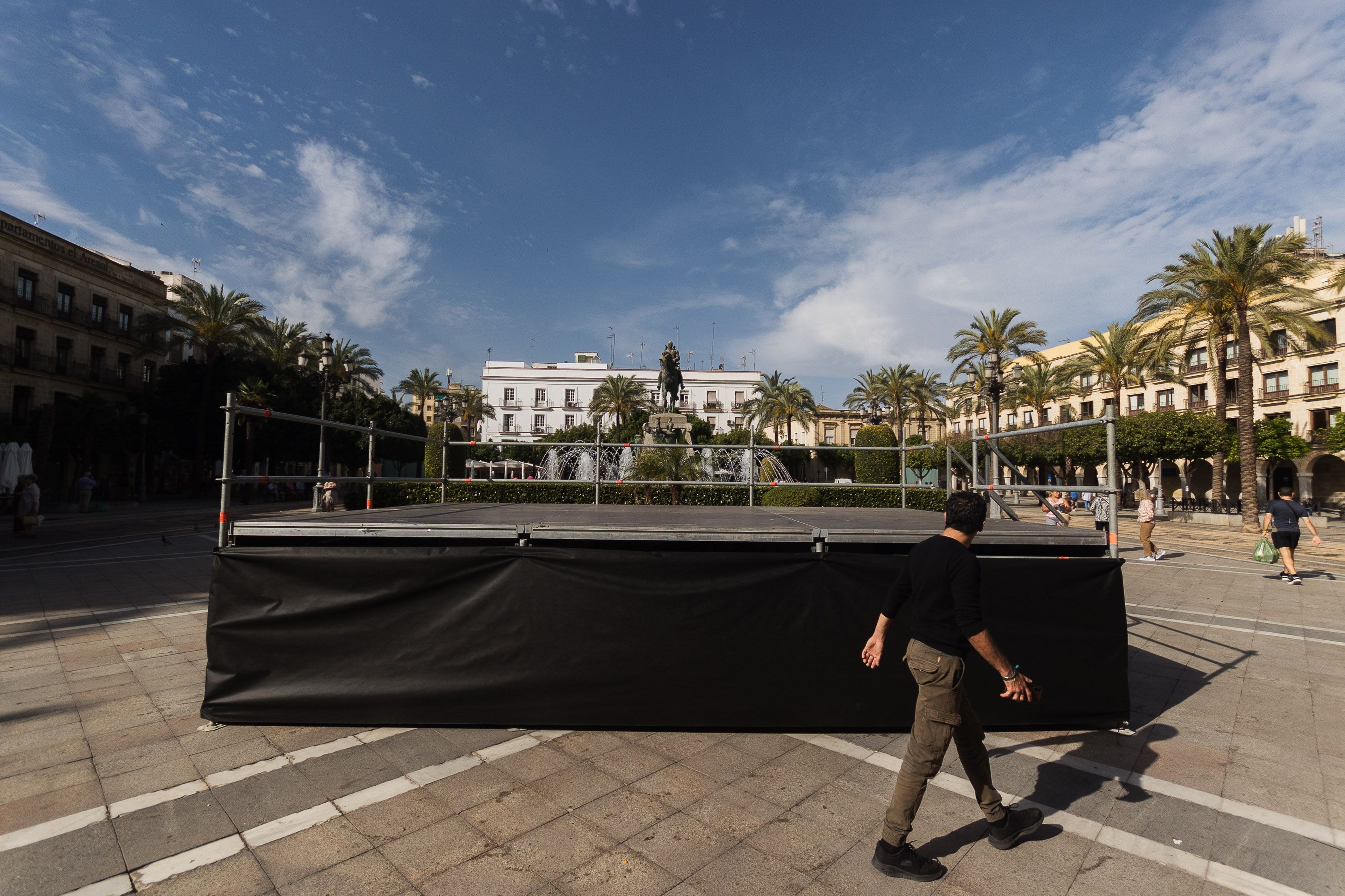 Escenario montado en la plaza del Arenal en Jerez donde tendrán lugar los conciertos. Escenario montado en la plaza del Arenal en Jerez donde tendrán lugar los conciertos.