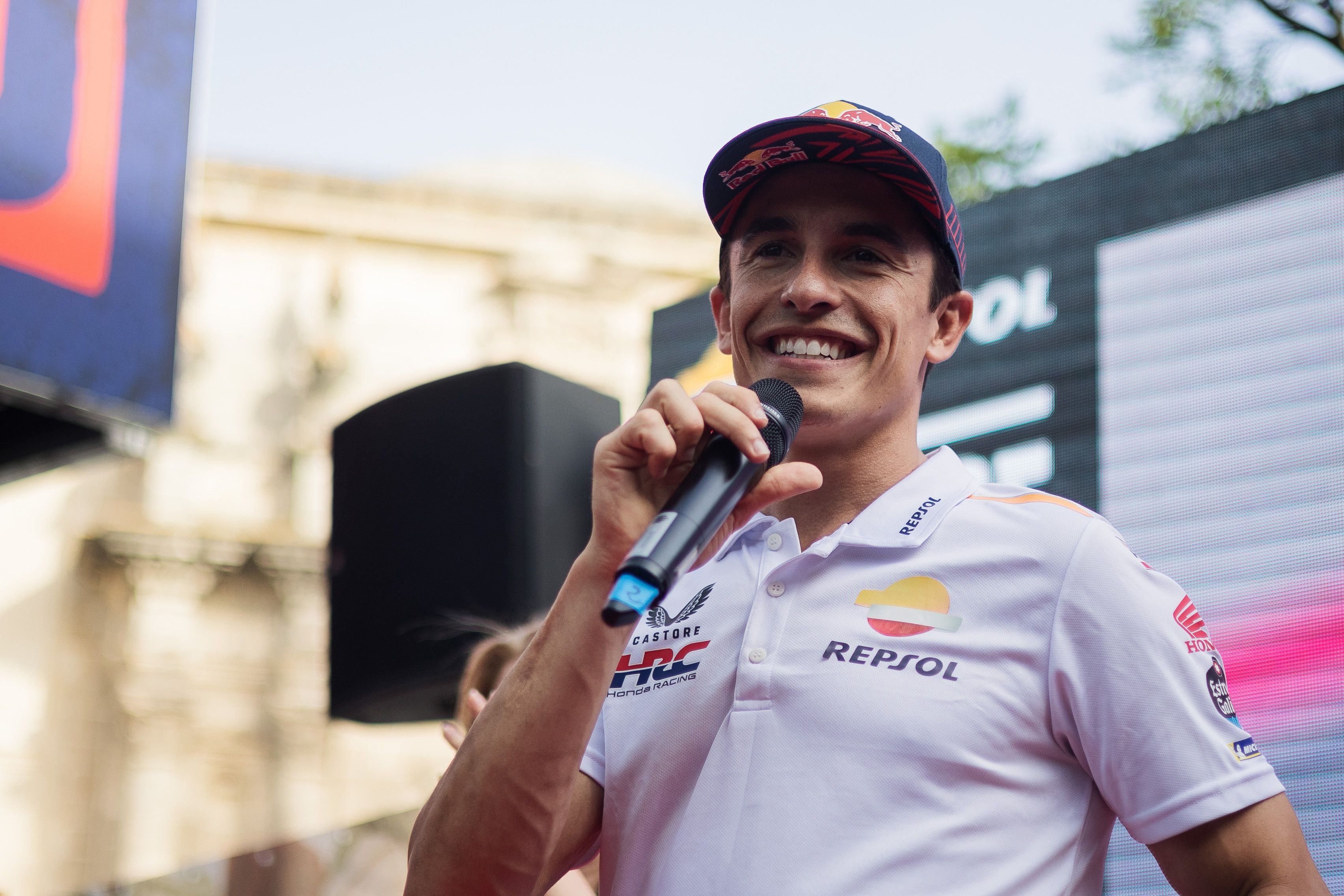 Marc Márquez sonriendo durante su intervención.  MANU GARCÍA 