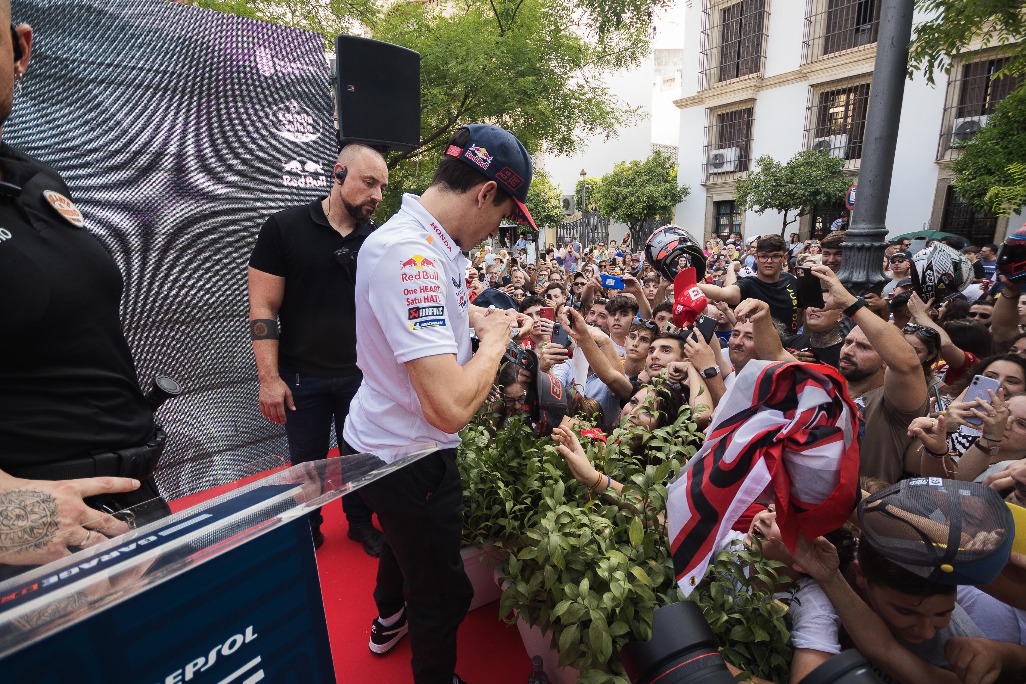 Márquez intentando atender al numeroso público que abarrotó el acto