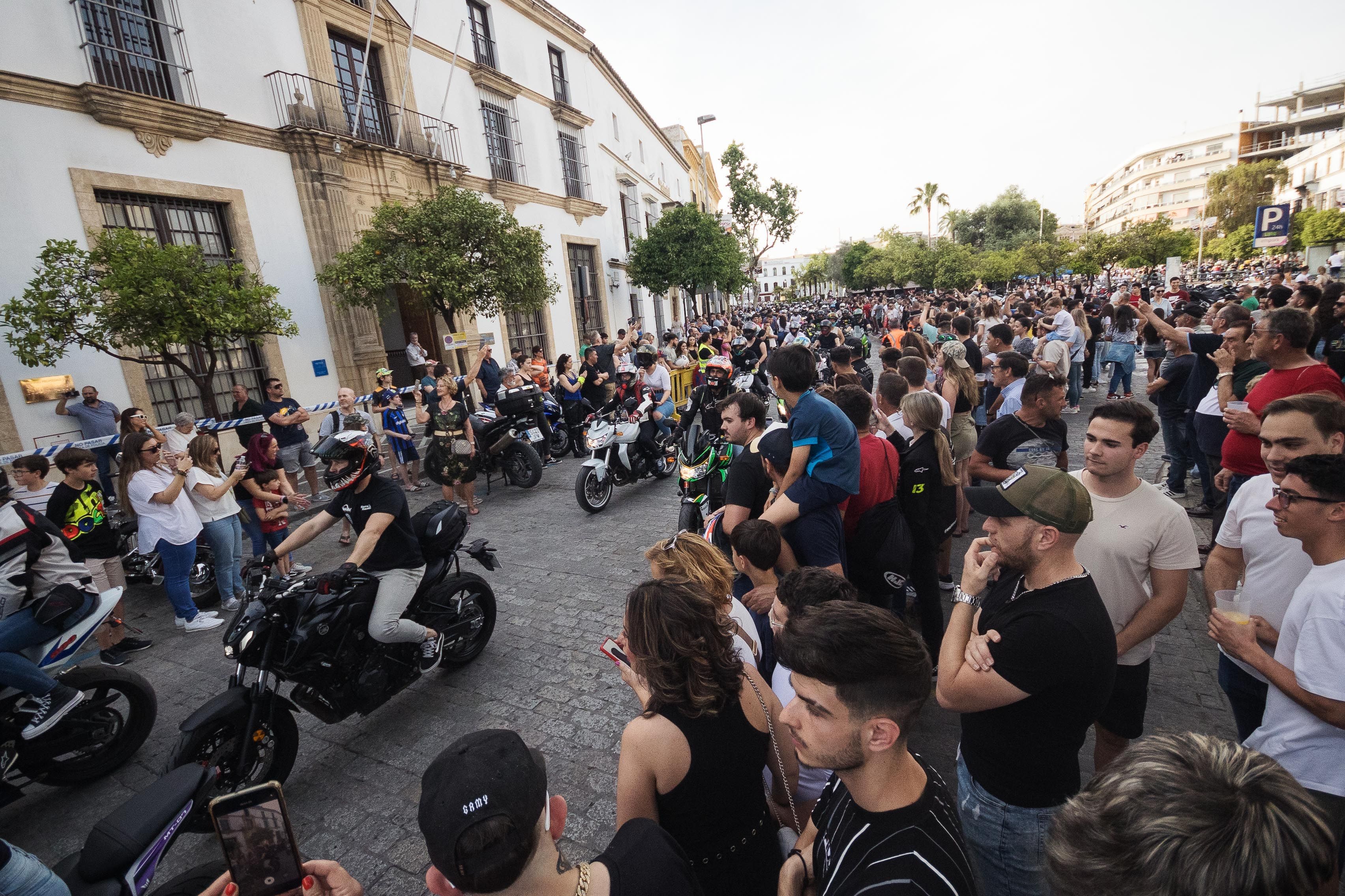 Alameda Cristina completamente copada de gente y motos durante una pasada motorada por el Gran Premio en Jerez. Alameda Cristina completamente copada de gente y motos durante una pasada motorada por el Gran Premio en Jerez.