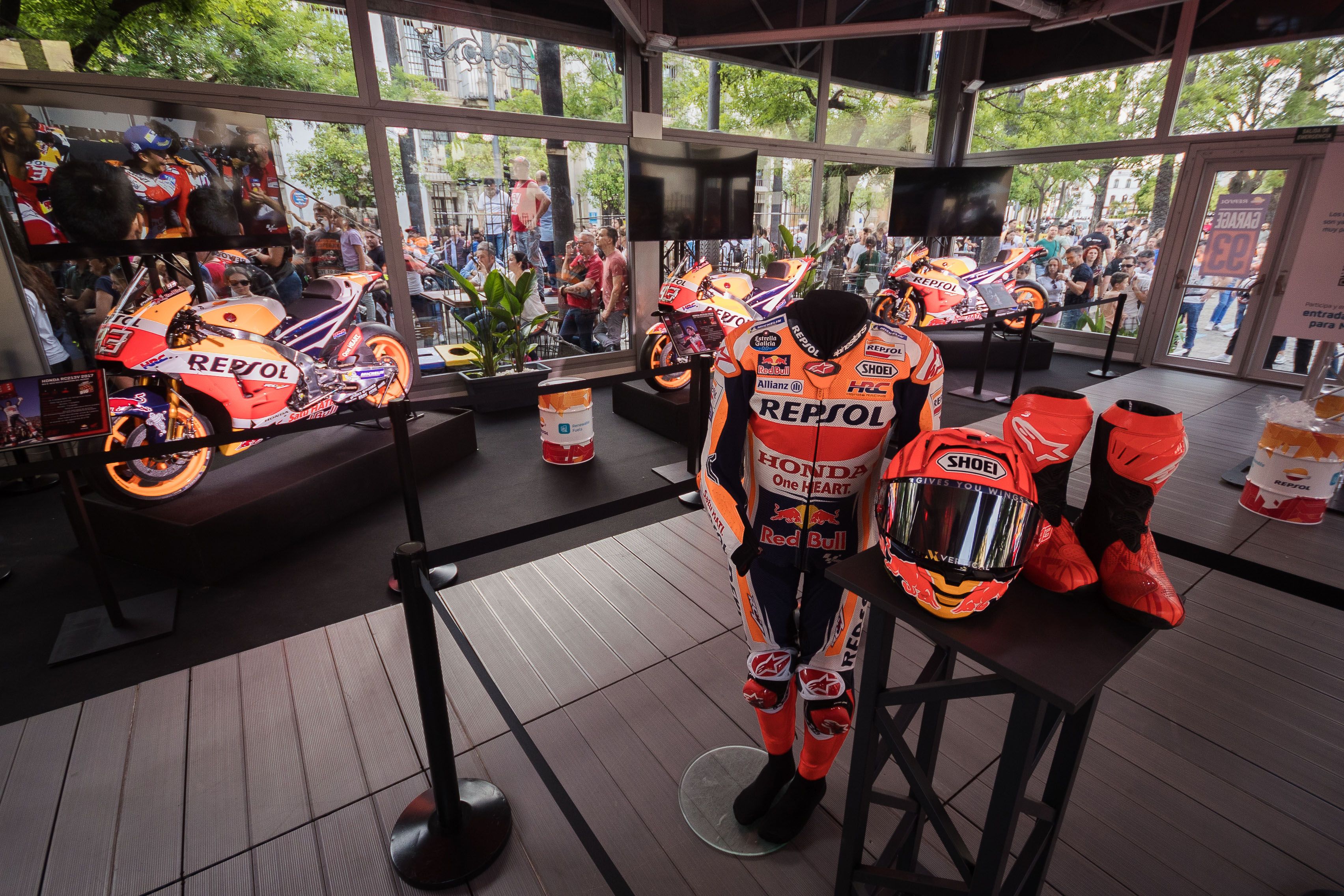 Interior del Garage 93 con las motos y los monos de competición de Marc Márquez.    MANU GARCÍA