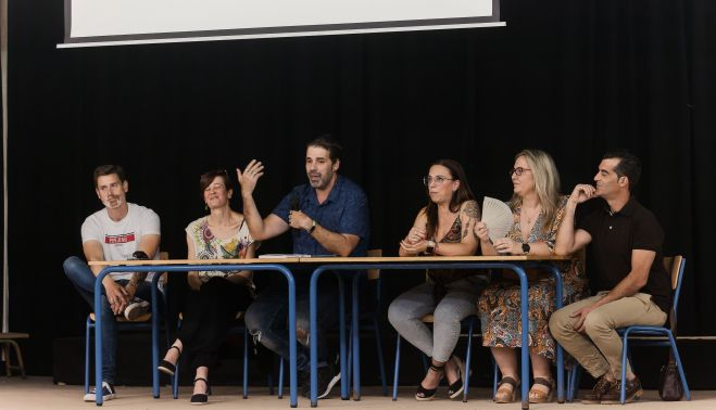 Rubén Guerrero, organizador del acto, junto a un grupo de antiguos alumnos.