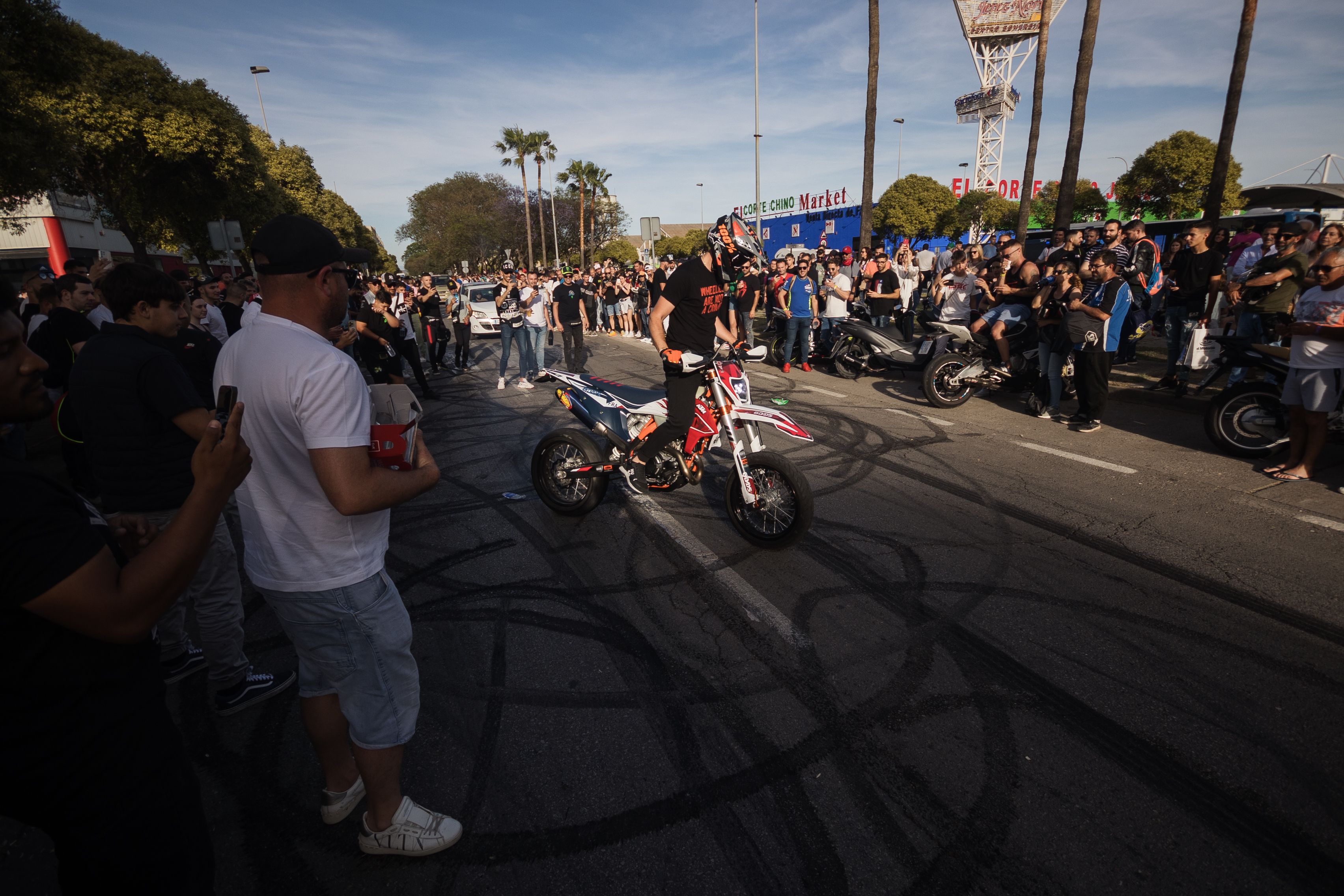 Ambiente de sábado motero en Jerez