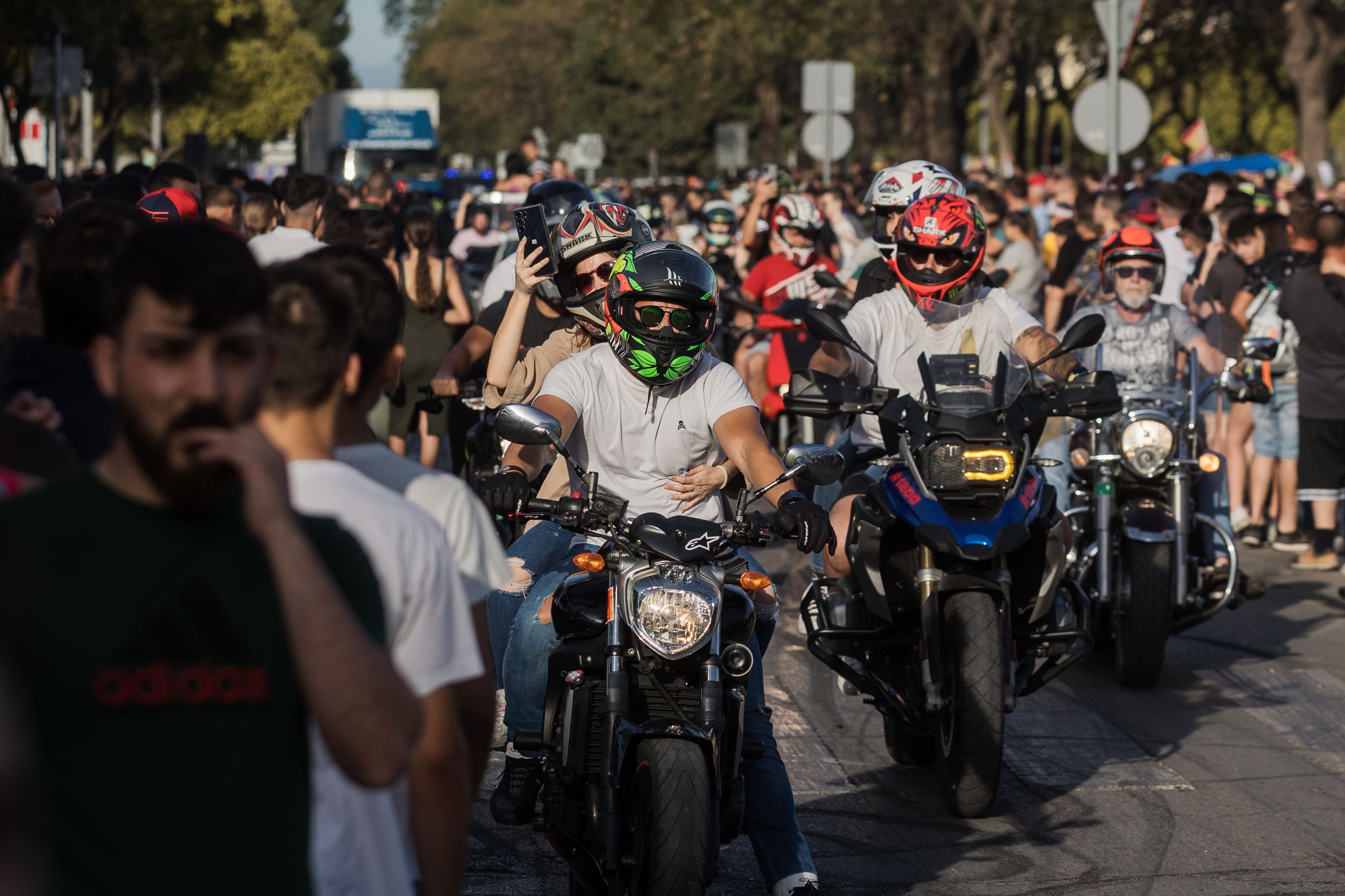 Moteros, circulando por Jerez el fin de semana del Gran Premio.