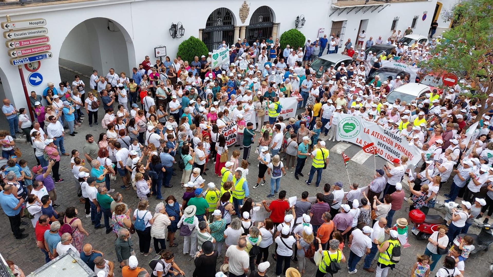 11.000 sanitarios del SAS, otra vez en el aire. Más de 3.500 personas, según fuentes de la organización, han acudido a la manifestación convocada este pasado sábado por la Marea Blanca del Área Sanitaria de Osuna.