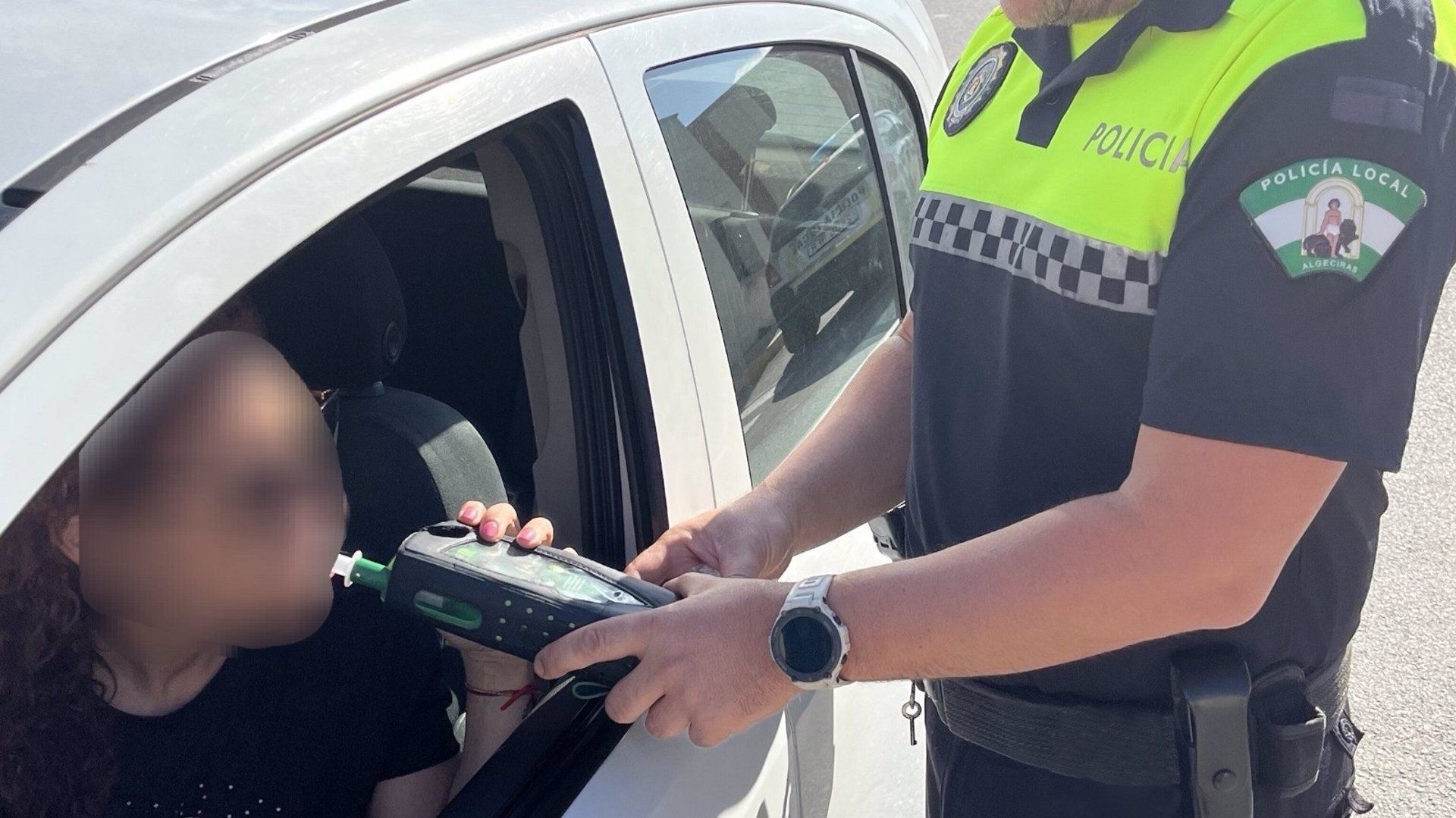 La Policía Local realiza un control de alcoholemia en una imagen de archivo.