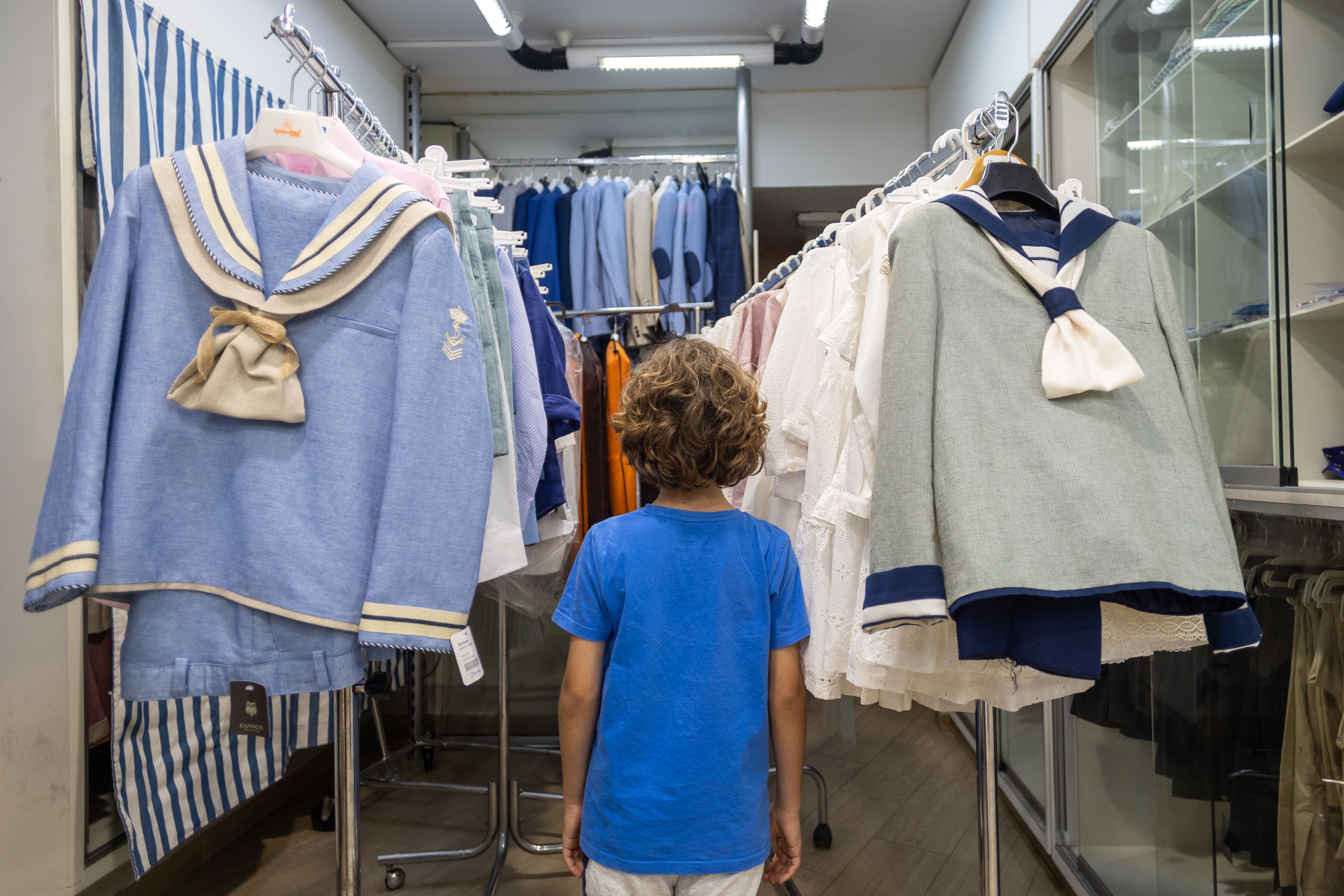 El pequeño Telmo, entre trajes de comunión. El pequeño Telmo, entre trajes de comunión.