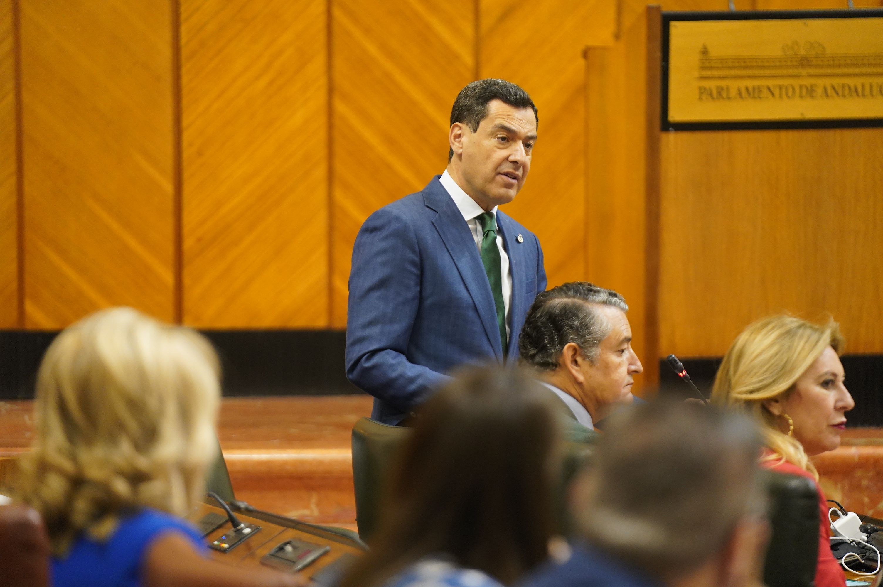 Juanma Moreno durante la sesión de control. Juanma Moreno durante la sesión de control.
