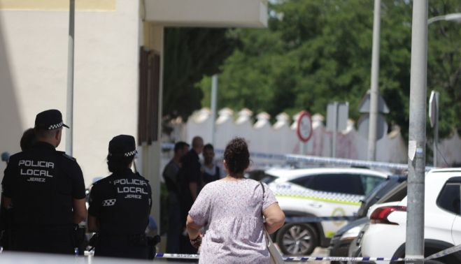 Hermana de joven atrincherado, junto a la Policía. CANDELA NÚÑEZ