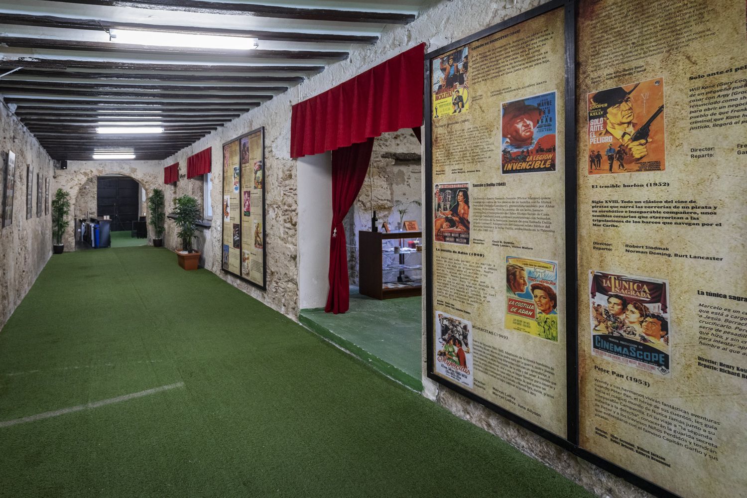 Carteles y sinopsis de películas proyectadas entre 1943 y 1953 en este cine decoran el acceso   GERMÁN MESA