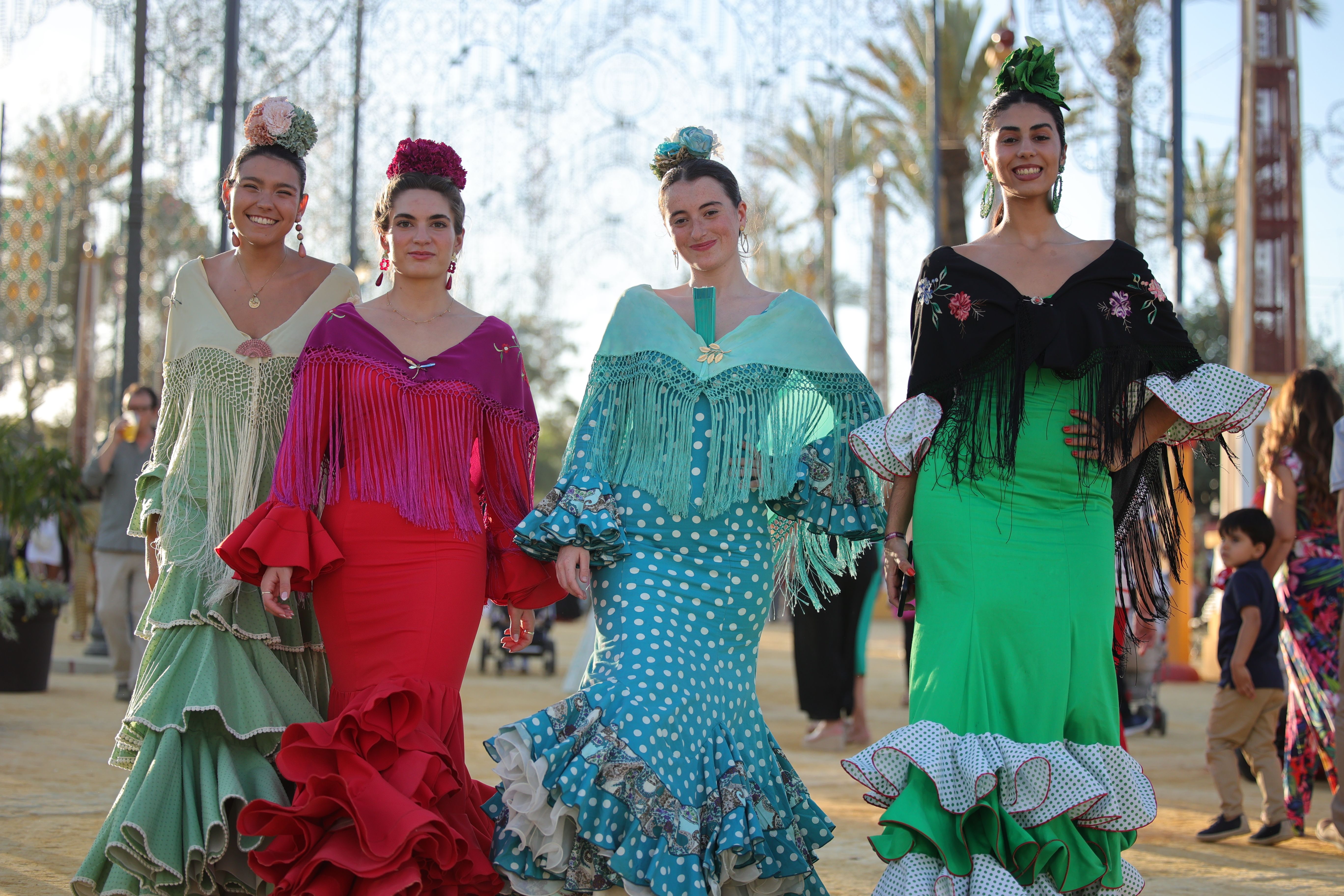 Un grupo de jóvenes, vistiendo sus trajes de gitana.    JUAN CARLOS TORO