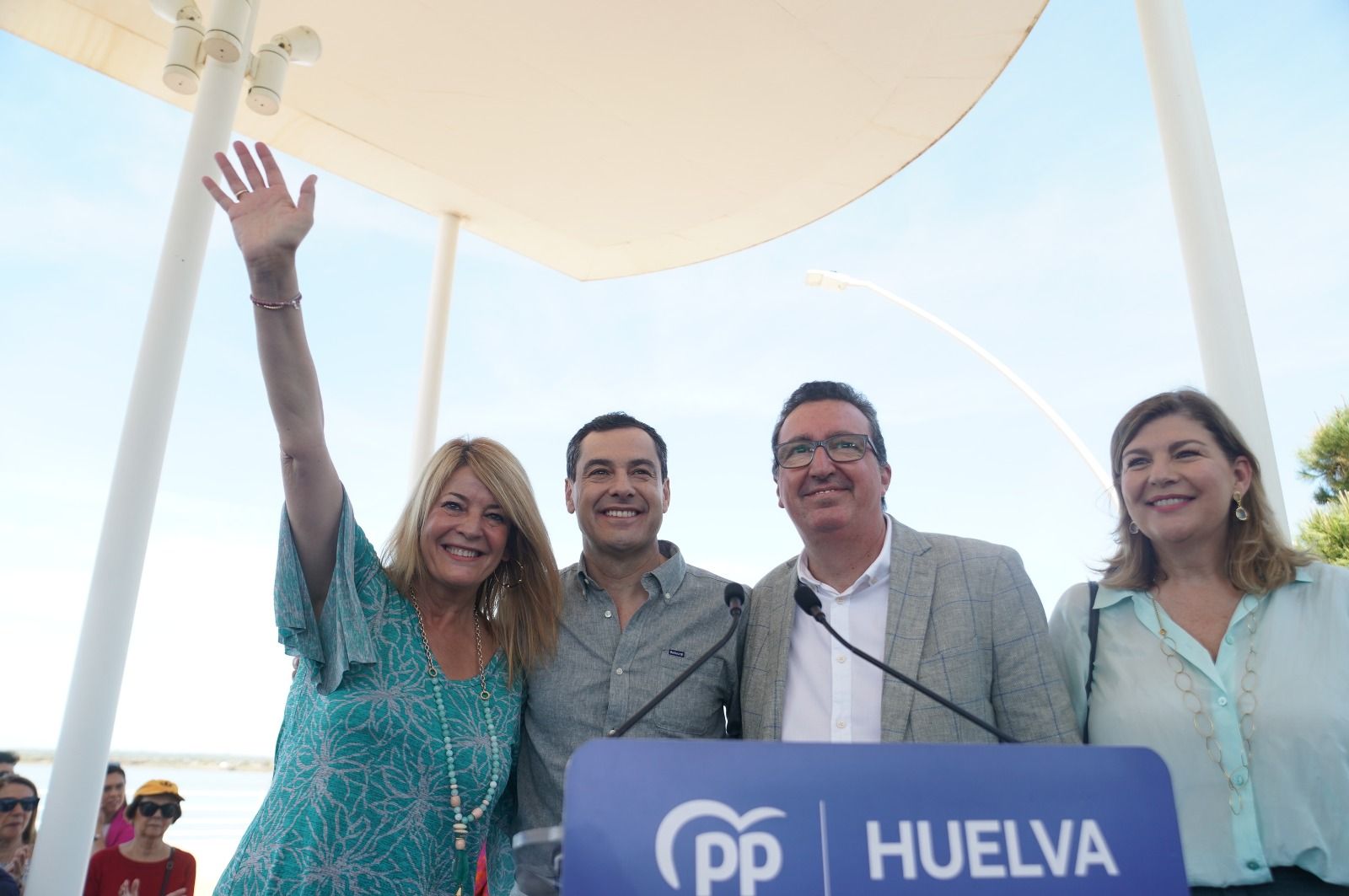 Moreno, junto a miembros del PP de Huelva, entre ellos Pilar Miranda, candidata a la Alcaldía de la capital onubense, este pasado domingo. Moreno, junto a miembros del PP de Huelva, entre ellos Pilar Miranda, candidata a la Alcaldía de la capital onubense, este pasado domingo.