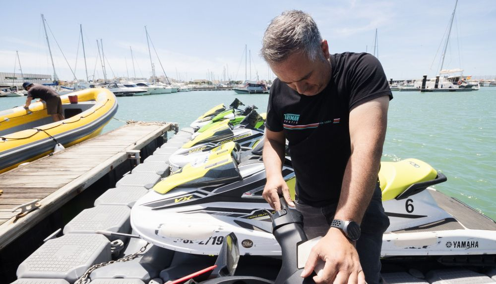 Pepe se monta en una de las motos de agua. 