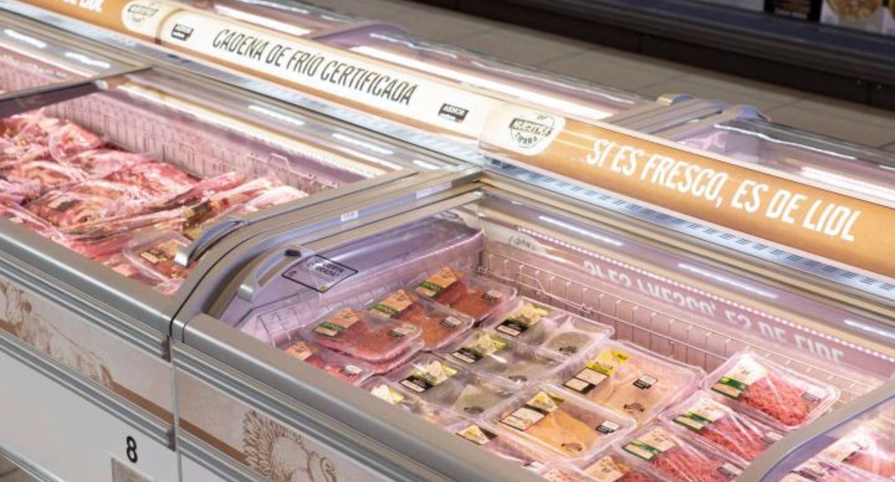 Pasillo de un Lidl con productos cárnicos. Sigue el escándalo de los pollos contaminados.