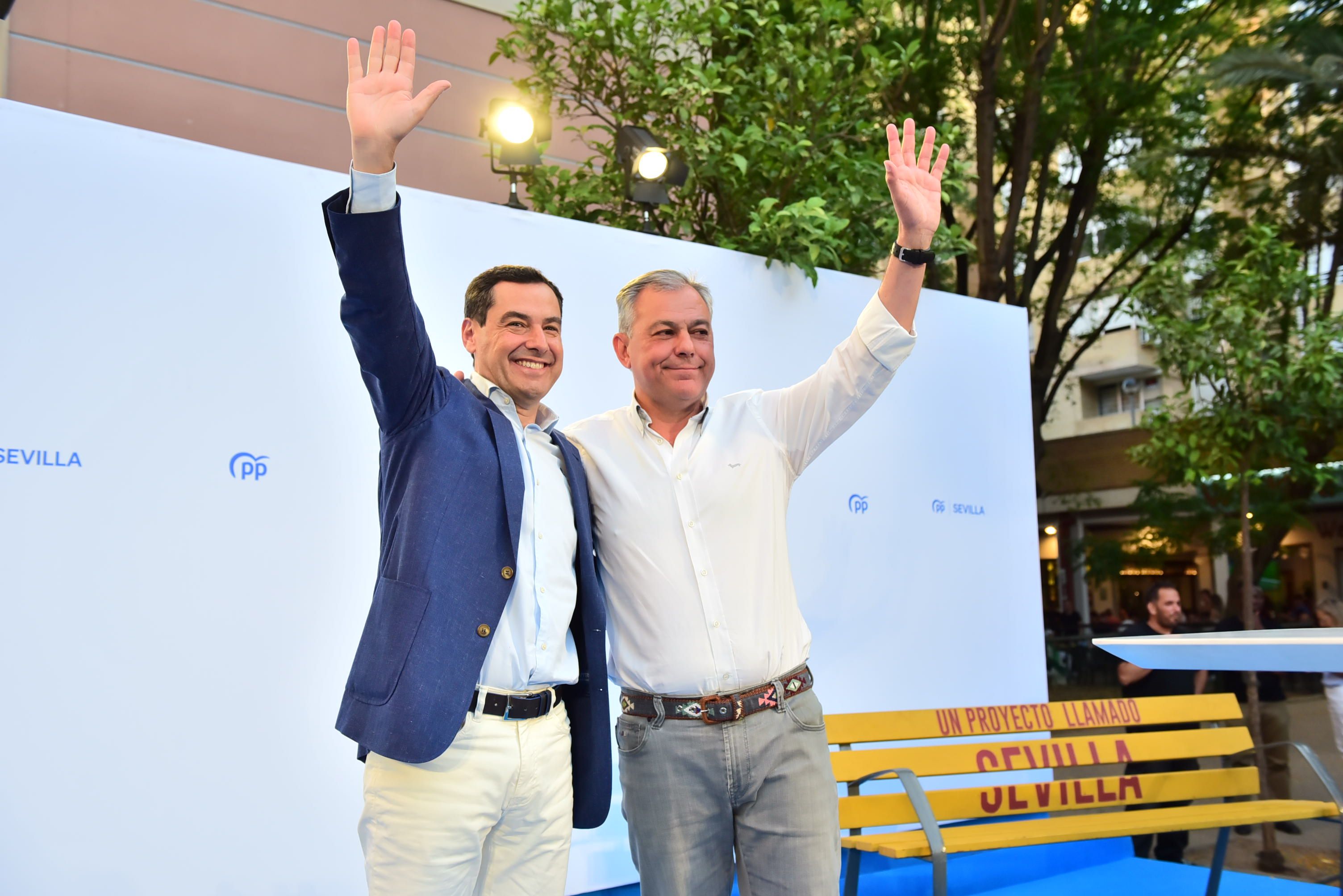Juanma Moreno junto a José Luis Sanz.