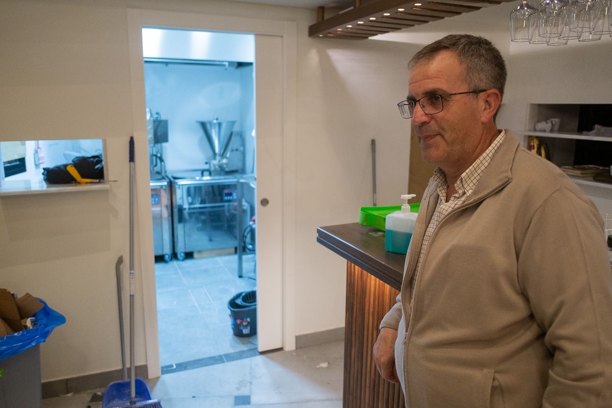 Miguel Pizarro ante su nueva churrería. FOTO: MANU GARCÍA