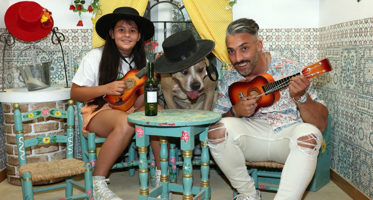 Whiskey, junto a su prima y su padre humanos, en un fotomatón de la Feria del Caballo. Whiskey, junto a su prima y su padre humanos, en un fotomatón de la Feria del Caballo.