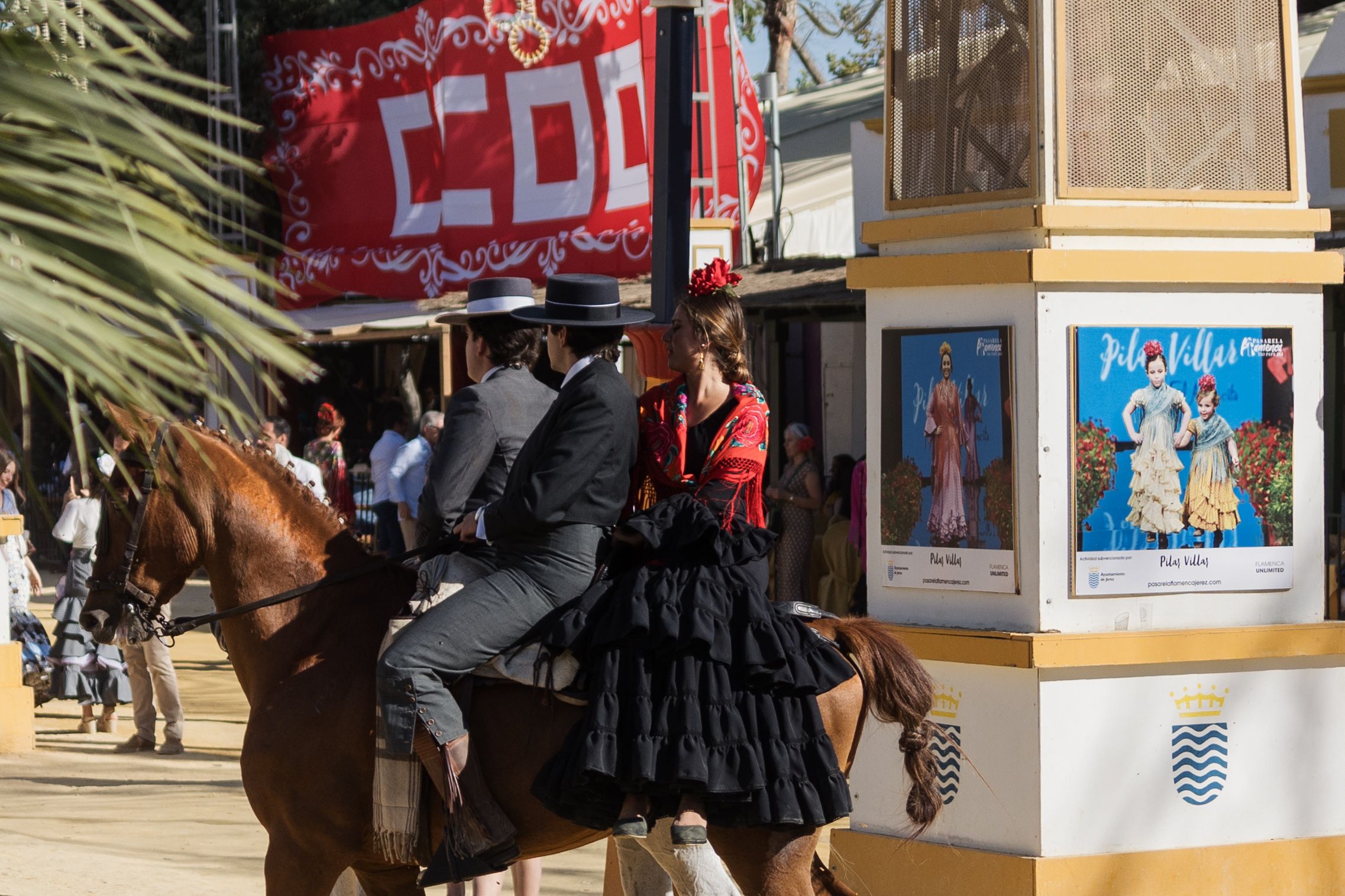Caballistas y, al fondo, la caseta de CCOO en la Feria de Jerez.