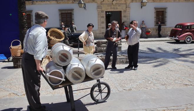 Figurantes durante un de las tomas con un lechero en primer término. JUAN CARLOS TORO Figurantes durante un de las tomas con un lechero en primer término. JUAN CARLOS TORO