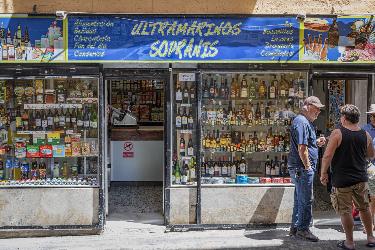 La fachada del ultramarinos, en la calle del mismo nombre, a 25 metros de la iglesia de Santo Domingo.   GERMÁN MESA