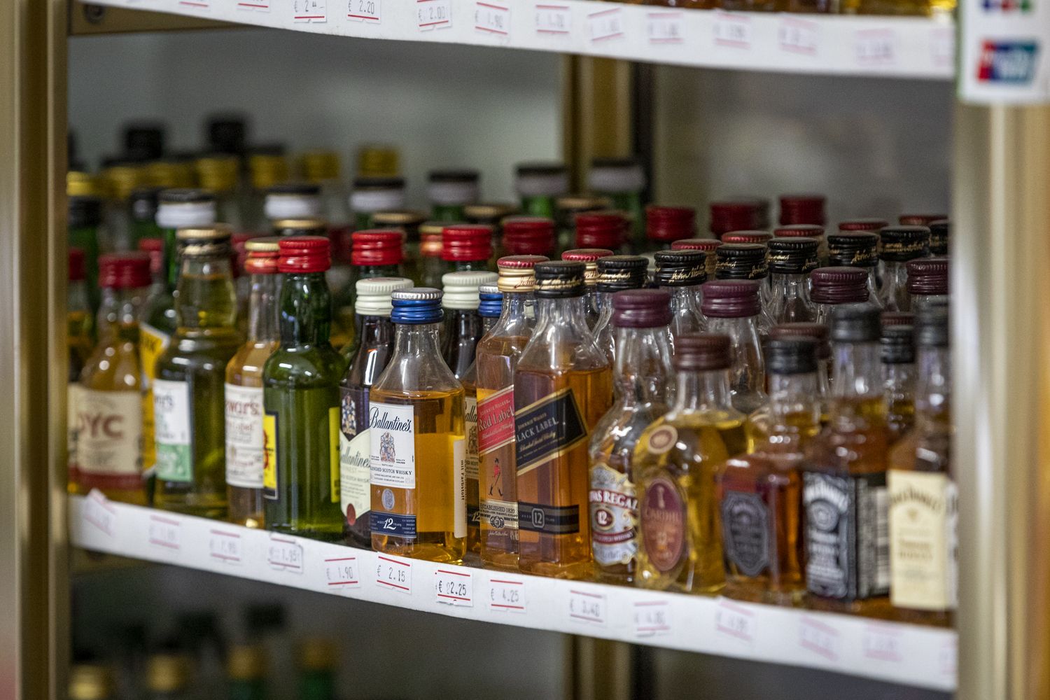 Pequeña parte de la llamativa colección de botellas en miniatura a la venta en el local.    GERMÁN MESA