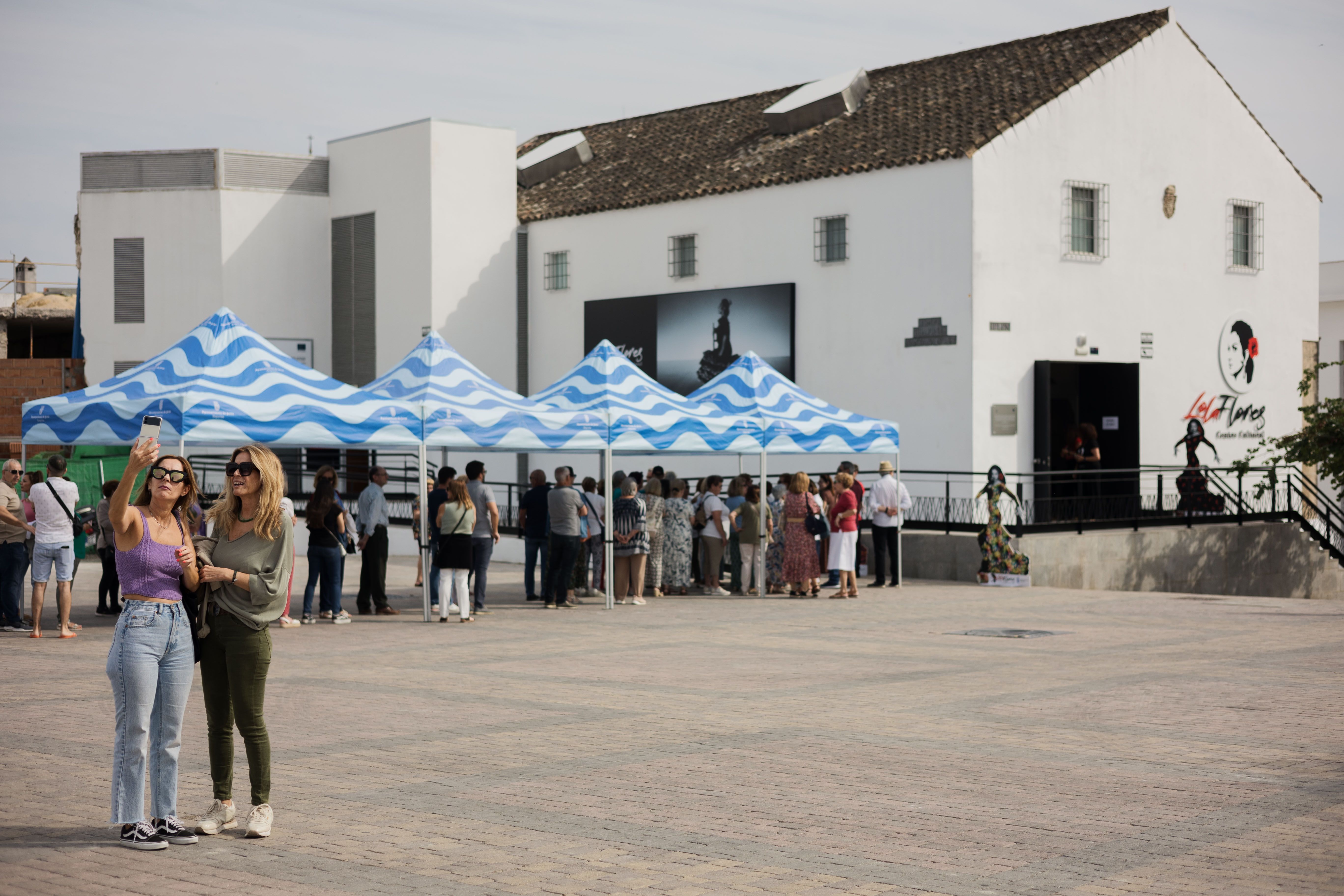Visitantes, protegiéndose del sol, a las puertas del Museo de Lola Flores situado en la Plaza Belén.