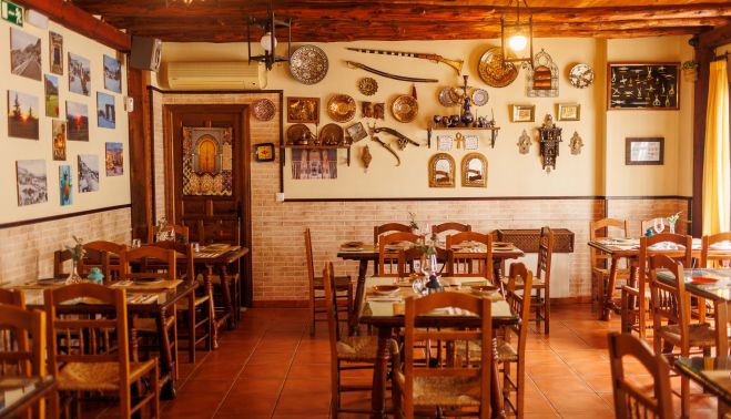 Salón principal del Restaurante Nazarí, en Benaocaz, con motivos tradicionales marroquíes en la pared del fondo.   JUAN CARLOS TORO