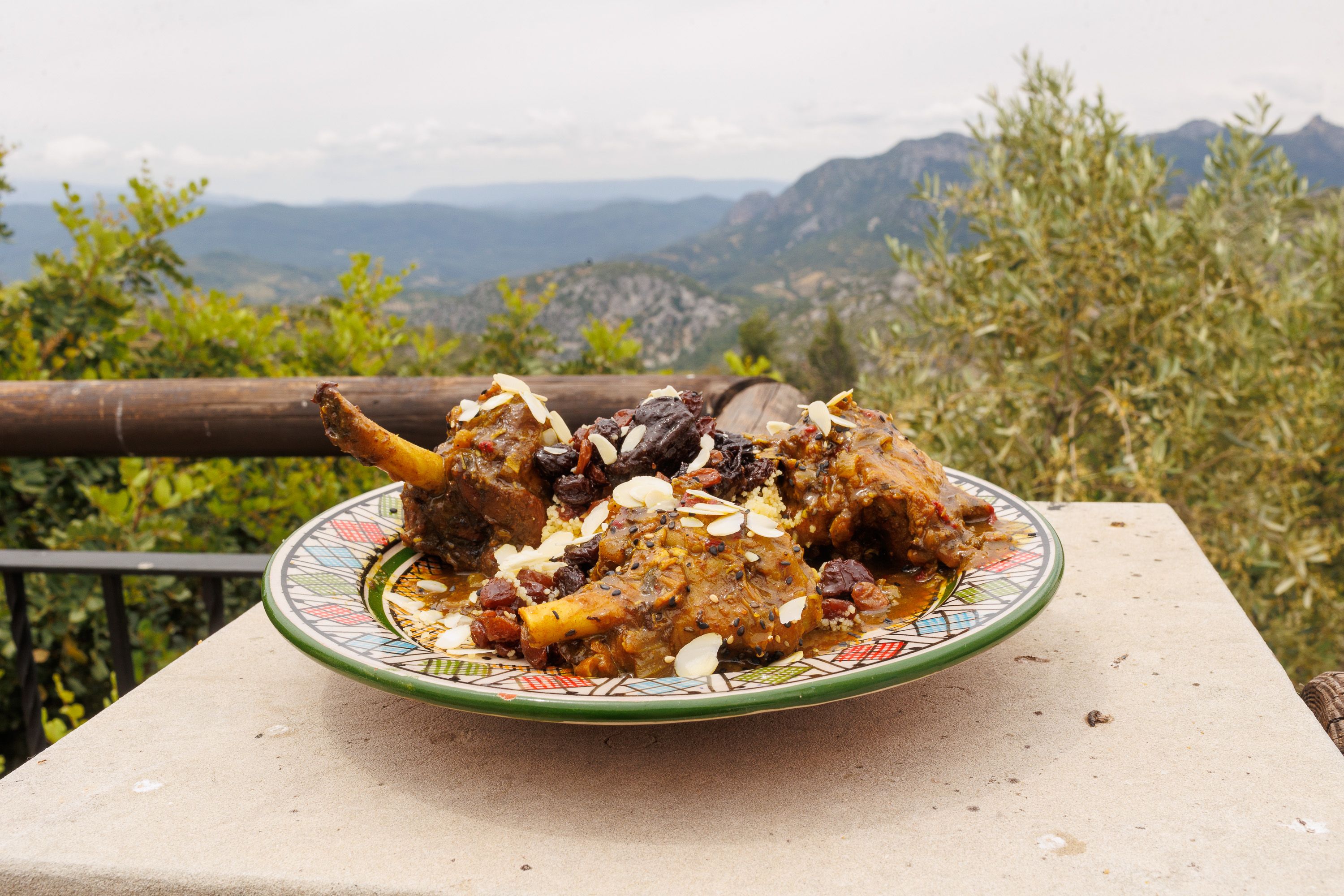 Uno de los platos del restaurante, ante la impresionante terraza en la plazuela de Vista Hermosa.    JUAN CARLOS TORO