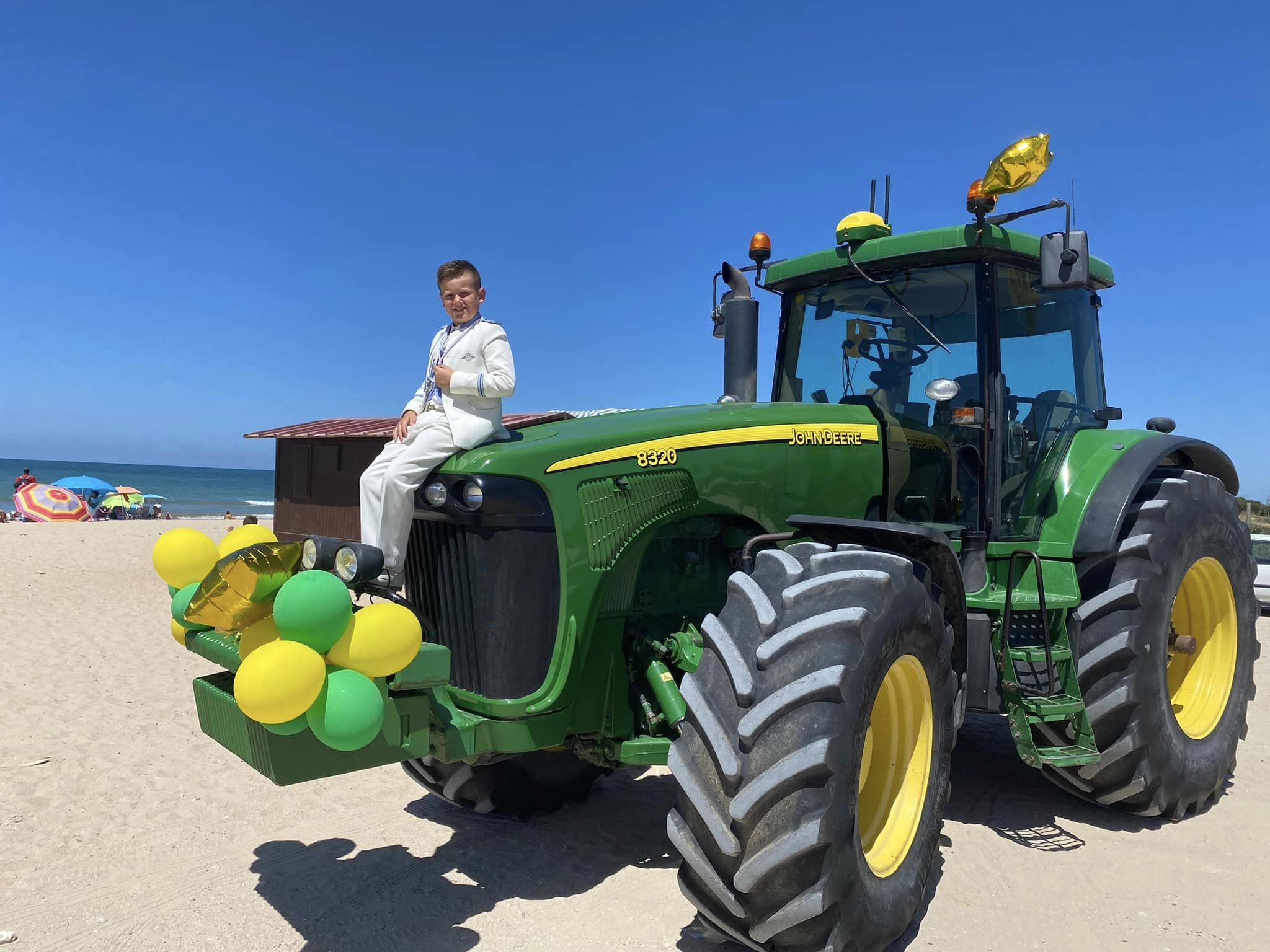 Raúl, con el traje de su Primera Comunión, encima del tractor. Raúl, con el traje de su Primera Comunión, encima del tractor.