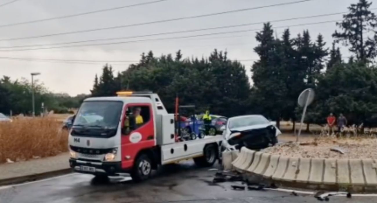 Así ha quedado un coche tras salirse de la vía por la lluvia. Así ha quedado un coche tras salirse de la vía por la lluvia.
