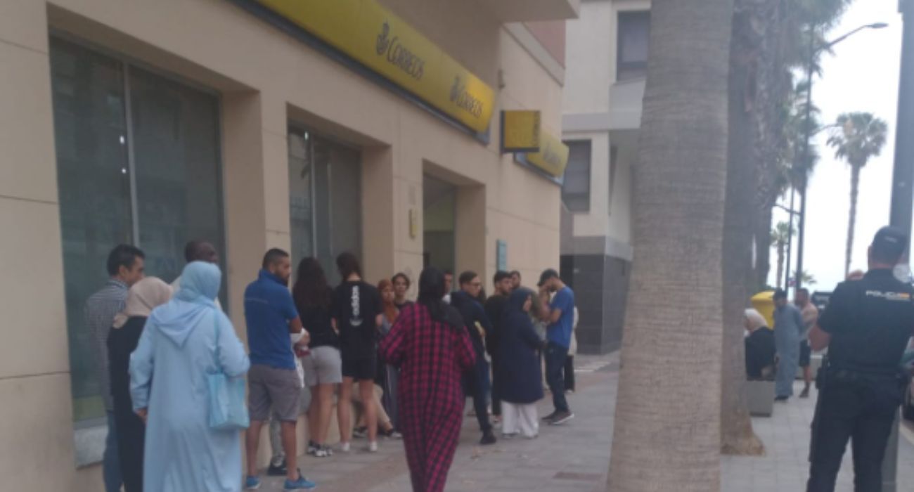 Colas para presentar el voto en Correos en Melilla.