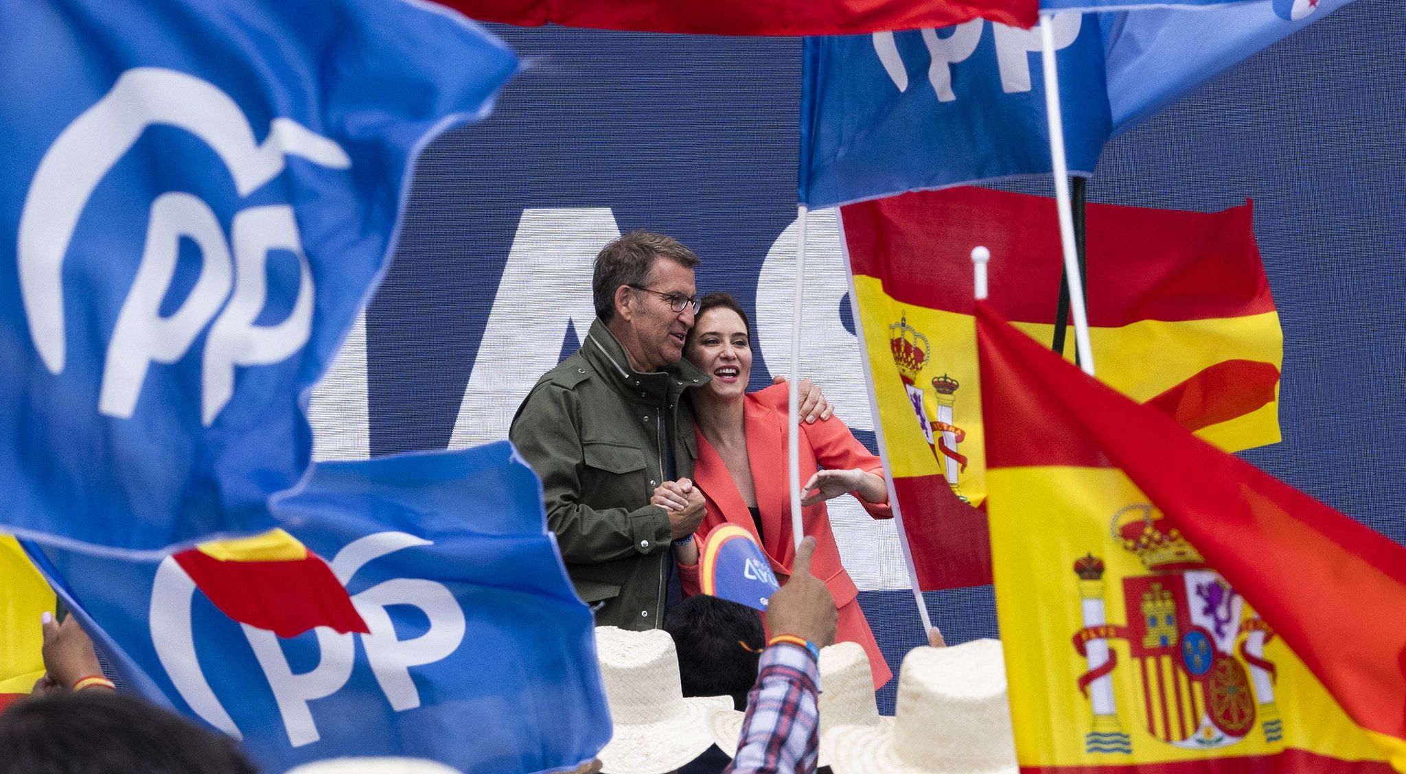 Alberto Núñez Feijóo, líder del PP, con Isabel Díaz Ayuso, lideresa de los populares madrileños.